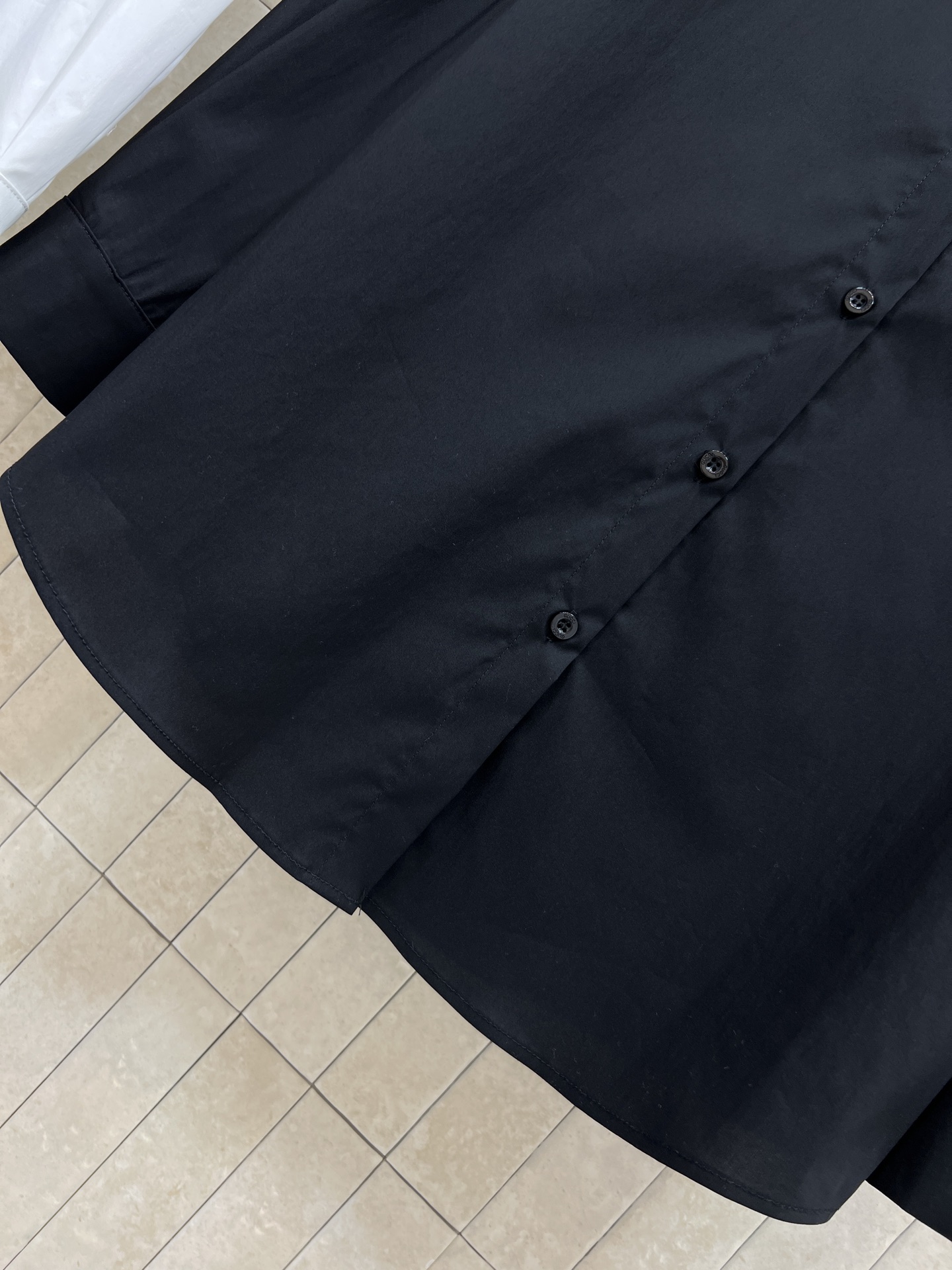 G家 26春夏新款 口袋Logo刺绣长袖衬衫 黑白纯色高级百搭 一眼清凉的感觉 还可以当防晒穿 右侧胸前