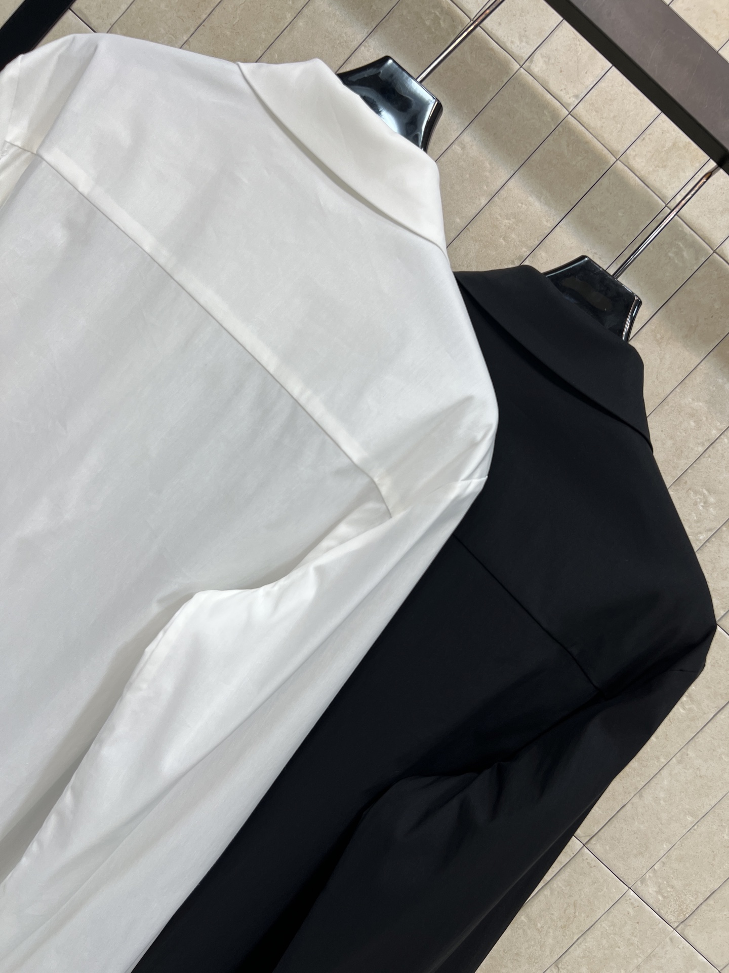 G家 26春夏新款 口袋Logo刺绣长袖衬衫 黑白纯色高级百搭 一眼清凉的感觉 还可以当防晒穿 右侧胸前