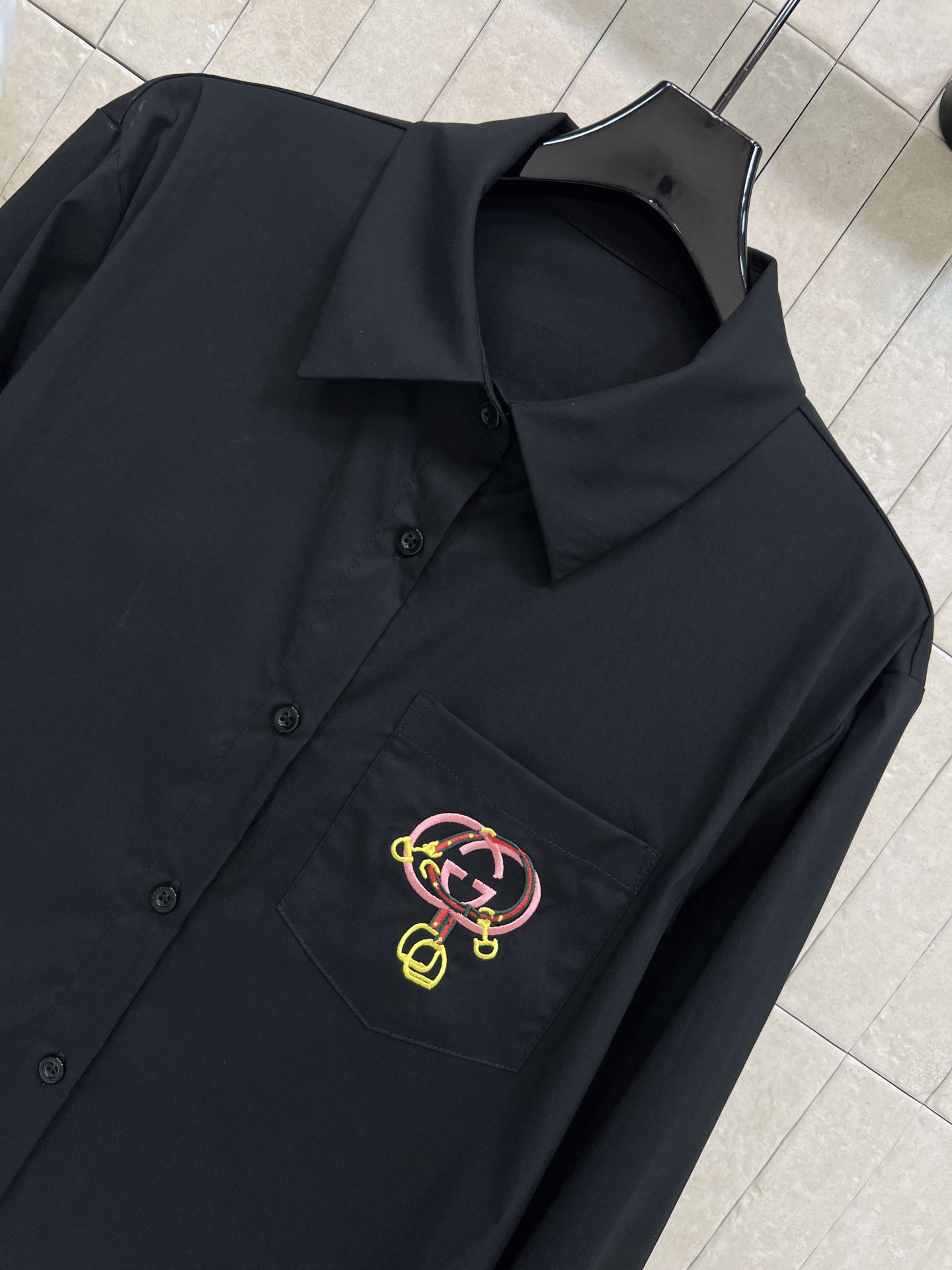 G家 26春夏新款 口袋Logo刺绣长袖衬衫 黑白纯色高级百搭 一眼清凉的感觉 还可以当防晒穿 右侧胸前