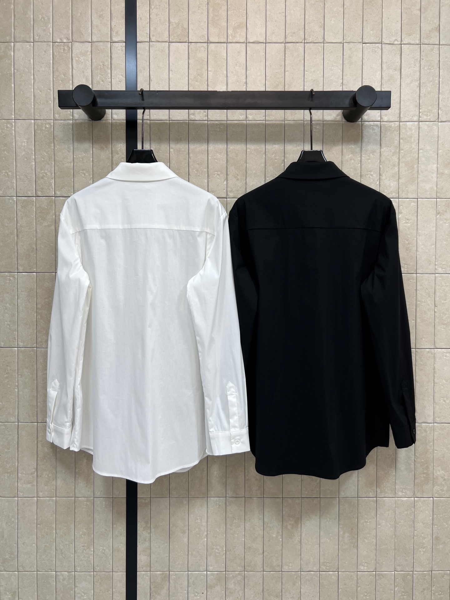 G家 26春夏新款 口袋Logo刺绣长袖衬衫 黑白纯色高级百搭 一眼清凉的感觉 还可以当防晒穿 右侧胸前