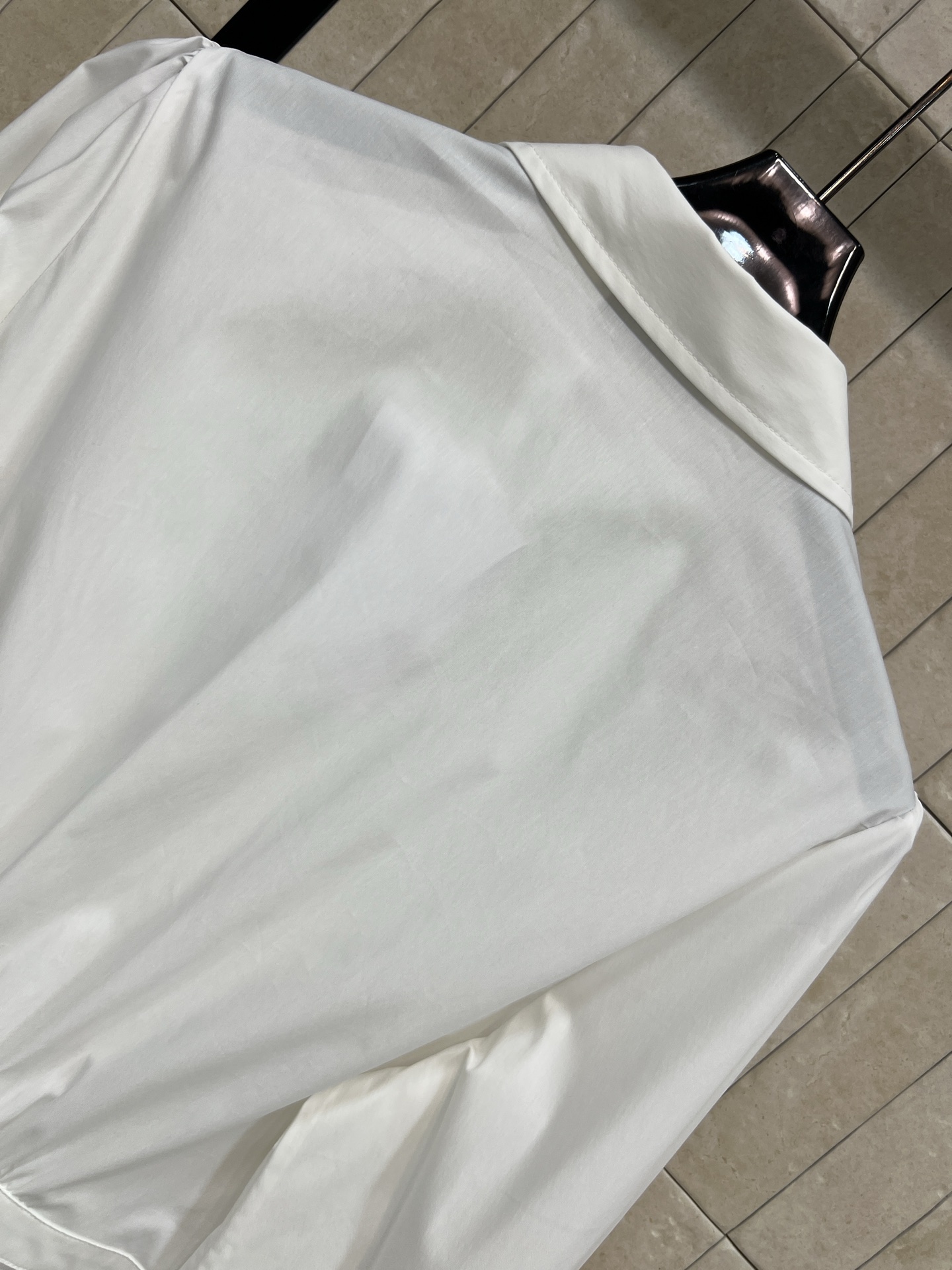 D家 26春夏新款 白色收腰设计衬衫 简约翻领+CD纽扣 细节满分 纯棉面料顺滑有垂感 收腰设计超显身材