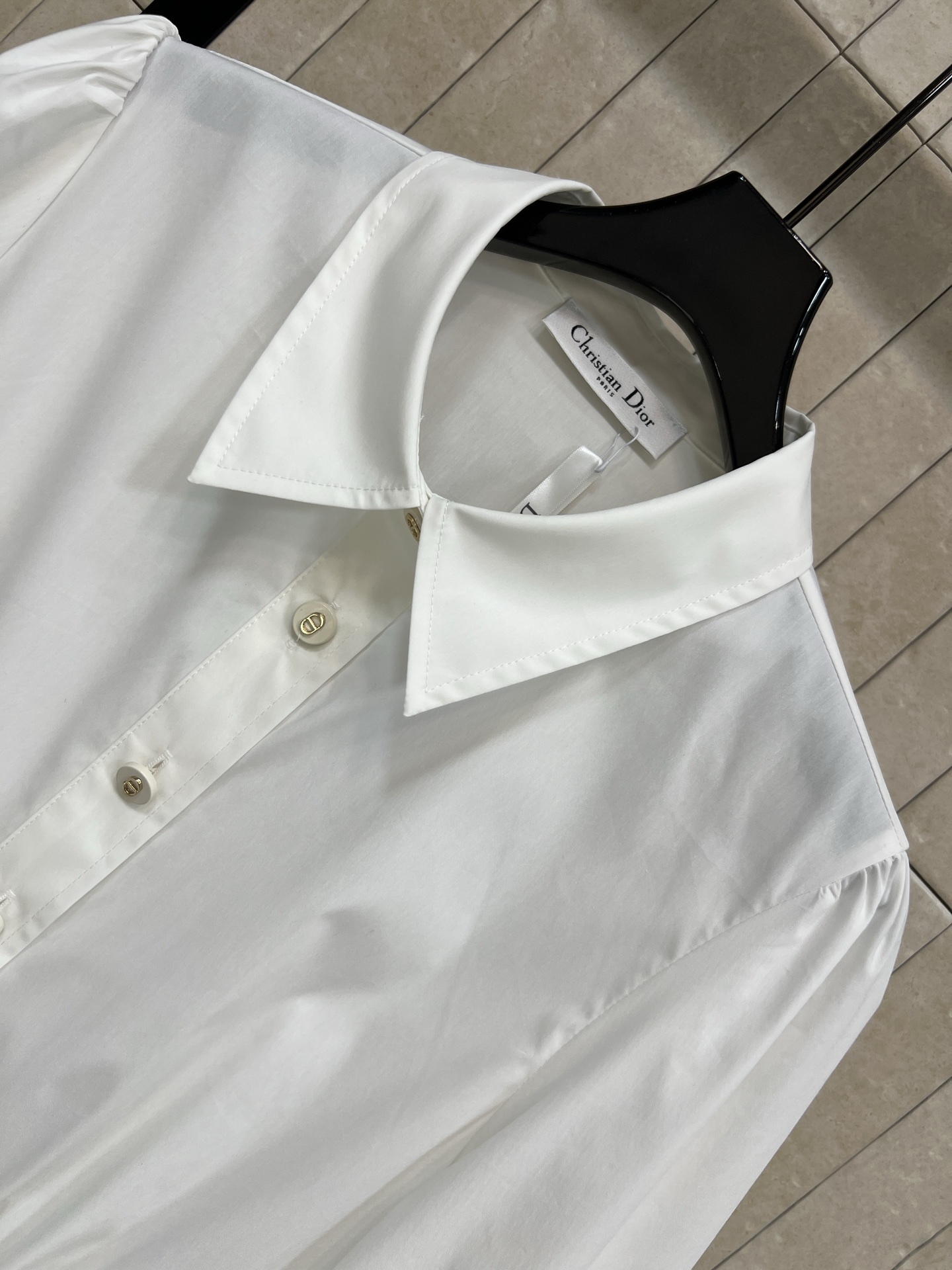 D家 26春夏新款 白色收腰设计衬衫 简约翻领+CD纽扣 细节满分 纯棉面料顺滑有垂感 收腰设计超显身材