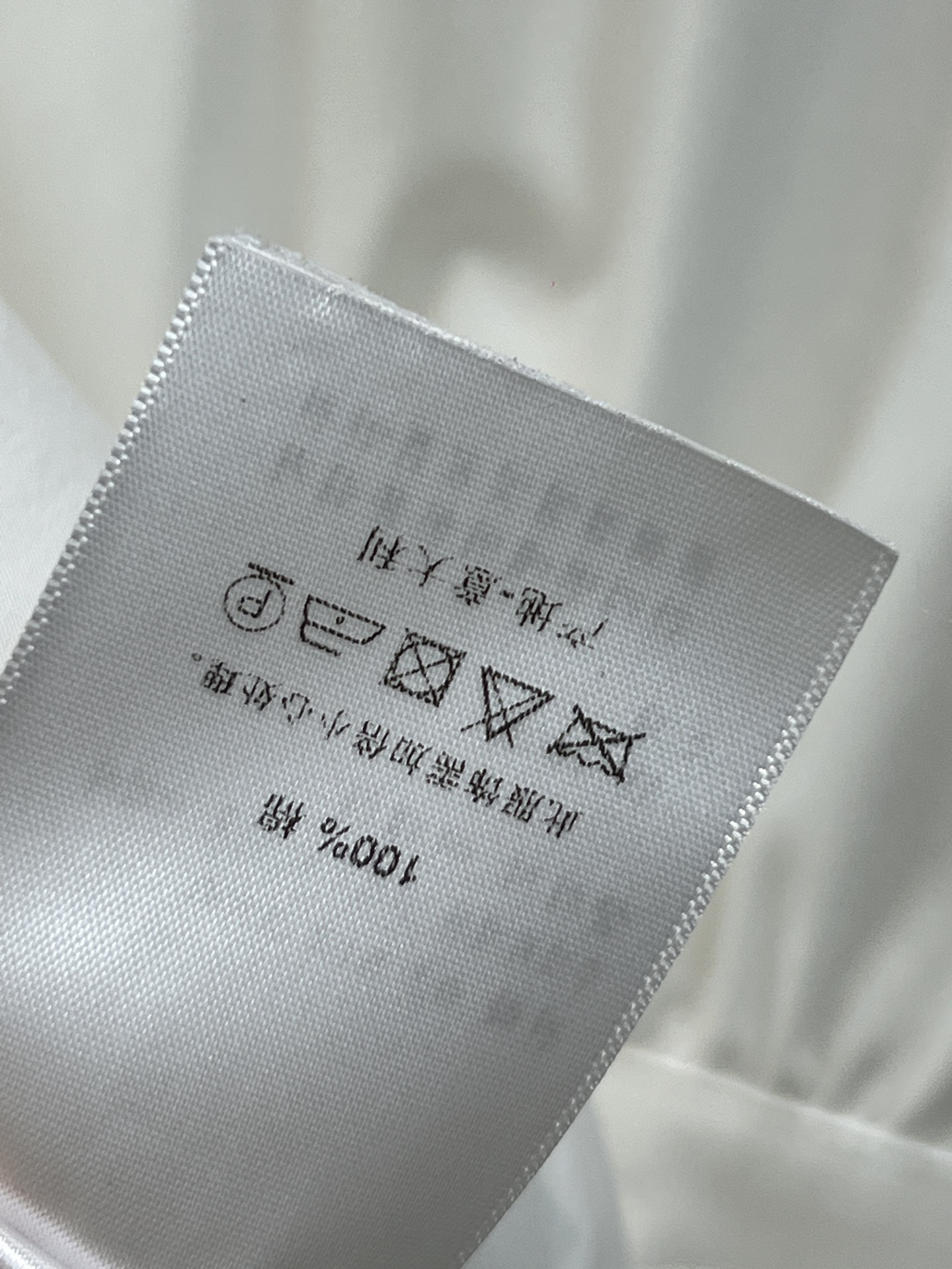 D家 26春夏新款 白色收腰设计衬衫 简约翻领+CD纽扣 细节满分 纯棉面料顺滑有垂感 收腰设计超显身材