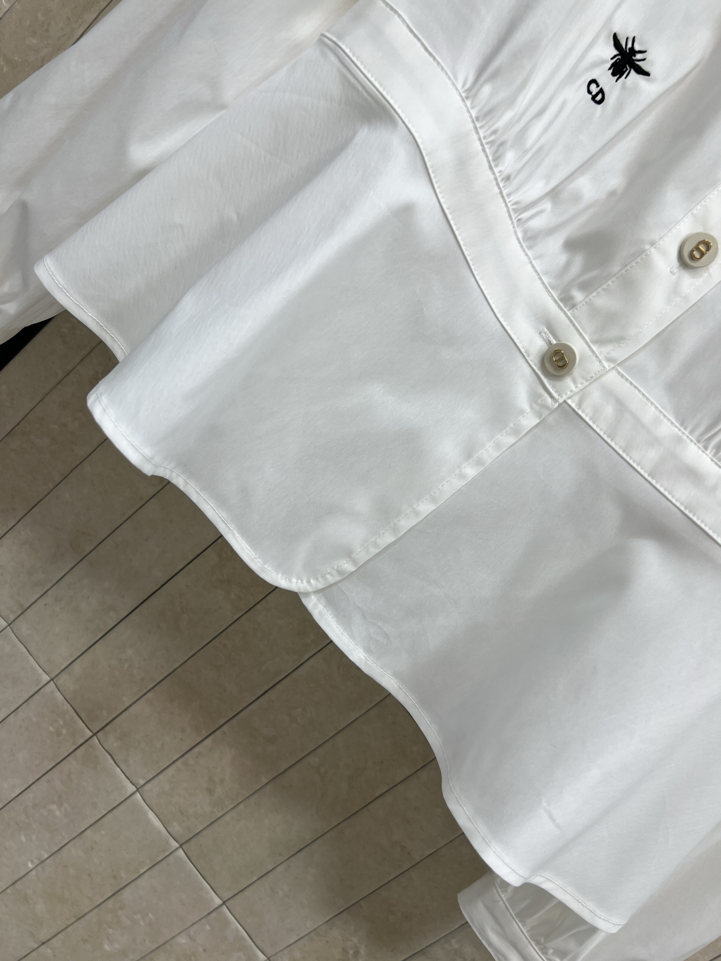 D家 26春夏新款 白色收腰设计衬衫 简约翻领+CD纽扣 细节满分 纯棉面料顺滑有垂感 收腰设计超显身材