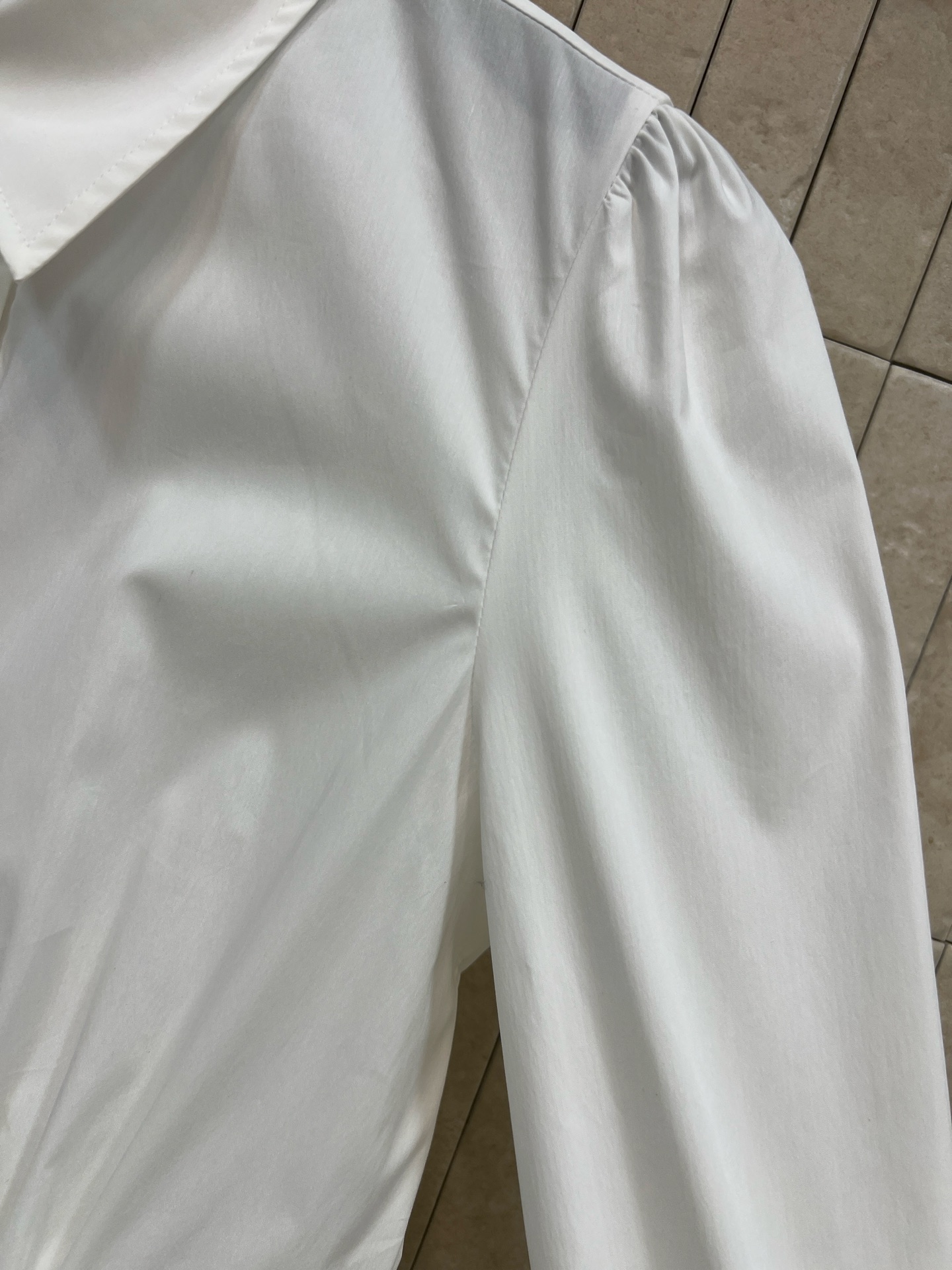 D家 26春夏新款 白色收腰设计衬衫 简约翻领+CD纽扣 细节满分 纯棉面料顺滑有垂感 收腰设计超显身材