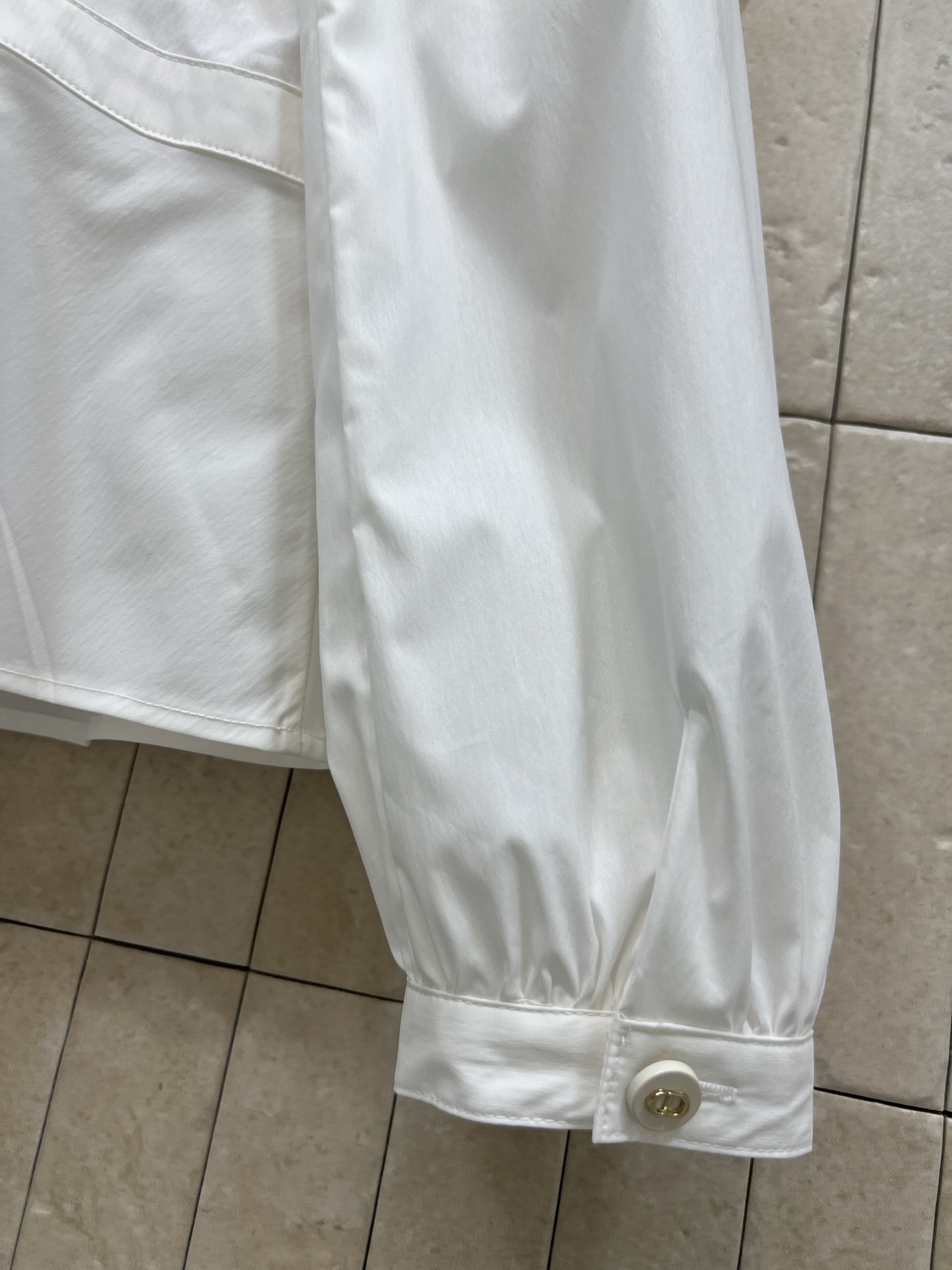 D家 26春夏新款 白色收腰设计衬衫 简约翻领+CD纽扣 细节满分 纯棉面料顺滑有垂感 收腰设计超显身材