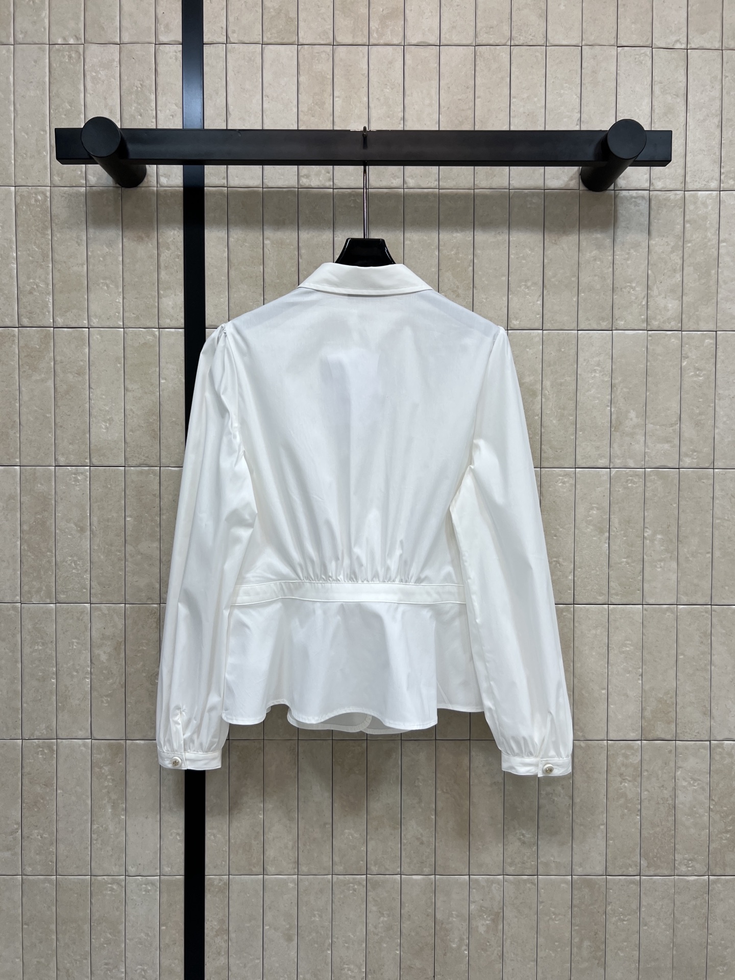 D家 26春夏新款 白色收腰设计衬衫 简约翻领+CD纽扣 细节满分 纯棉面料顺滑有垂感 收腰设计超显身材