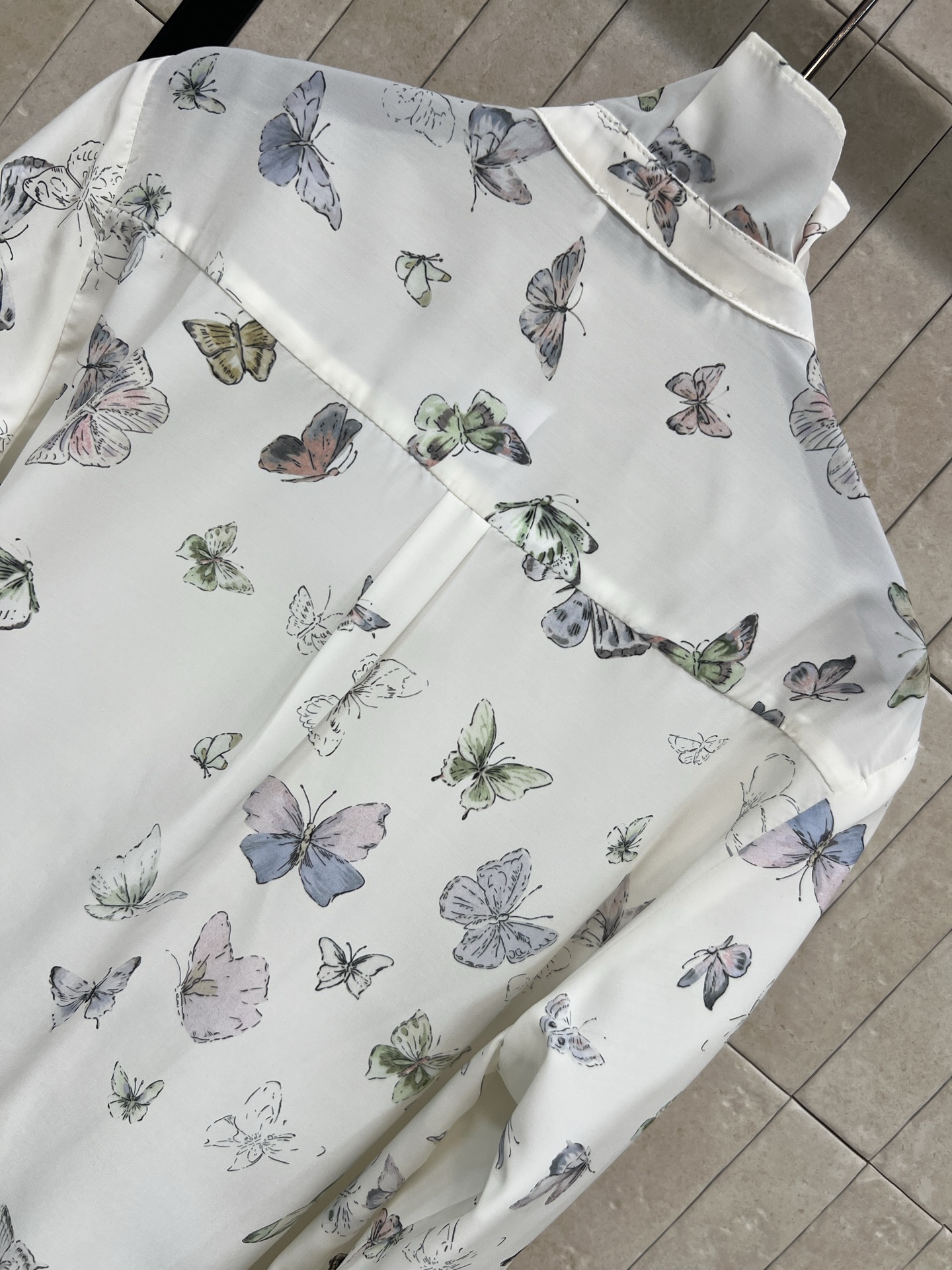 D家 26春夏新款 蝴蝶印花衬衫 白色底配蝴蝶图案印花 清新又文艺！领口.袖口荷叶花边设计 超甜美 CD