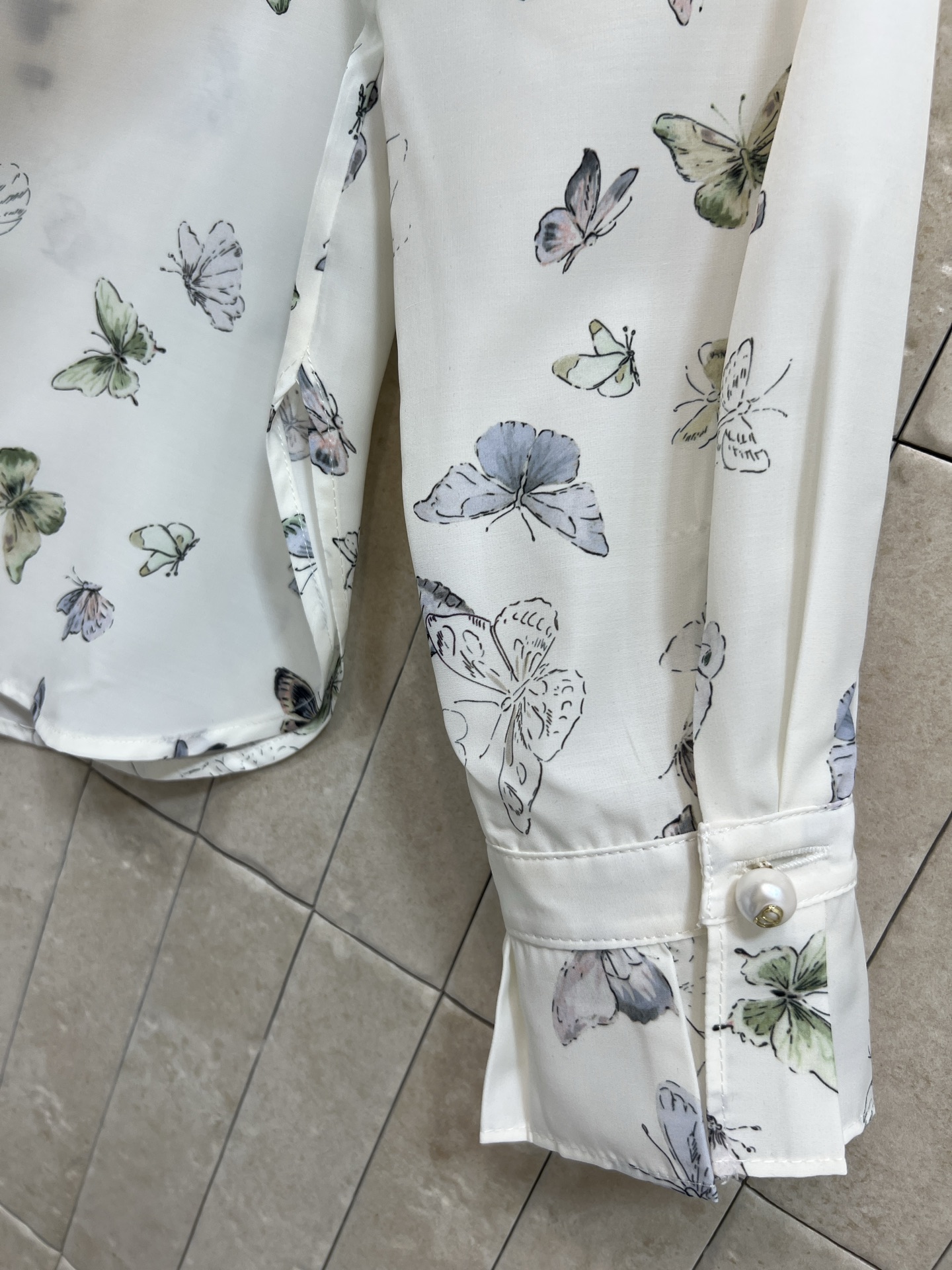 D家 26春夏新款 蝴蝶印花衬衫 白色底配蝴蝶图案印花 清新又文艺！领口.袖口荷叶花边设计 超甜美 CD