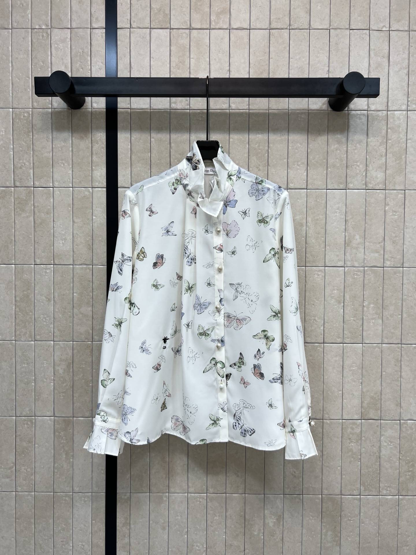 NO:738794,D Home 26 spring and summer new butterfly print shirt, white base with butterfly pattern print, fresh and artistic!  Collar and cuff ruffle lace design, super sweet CD pearl button decoration, perfect details, 100% cotton material, soft and breathable, super comfortable to wear in spring and autumn ~ great for daily commuting, dating, and taking photos. Pair with skirt or jeans to easily get a gentle and intellectual style. Three sizes in one color, Size/S-M-L,, dior, skirts, jeans, shirts,19860909D家 26春夏新款 蝴蝶印花衬衫 白色底配蝴蝶图案印花 清新又文艺！领口.袖口荷叶花边设计 超甜美 CD珍珠扣装饰 细节满分 全棉材质 柔软透气 春秋穿超舒服~日常通勤、约会、拍照都很出片 搭配半裙或牛仔裤 轻松get温柔知性风 一色三码Size/S-M-L,,dior,skirts,jeans,shirts,,Women's clothing