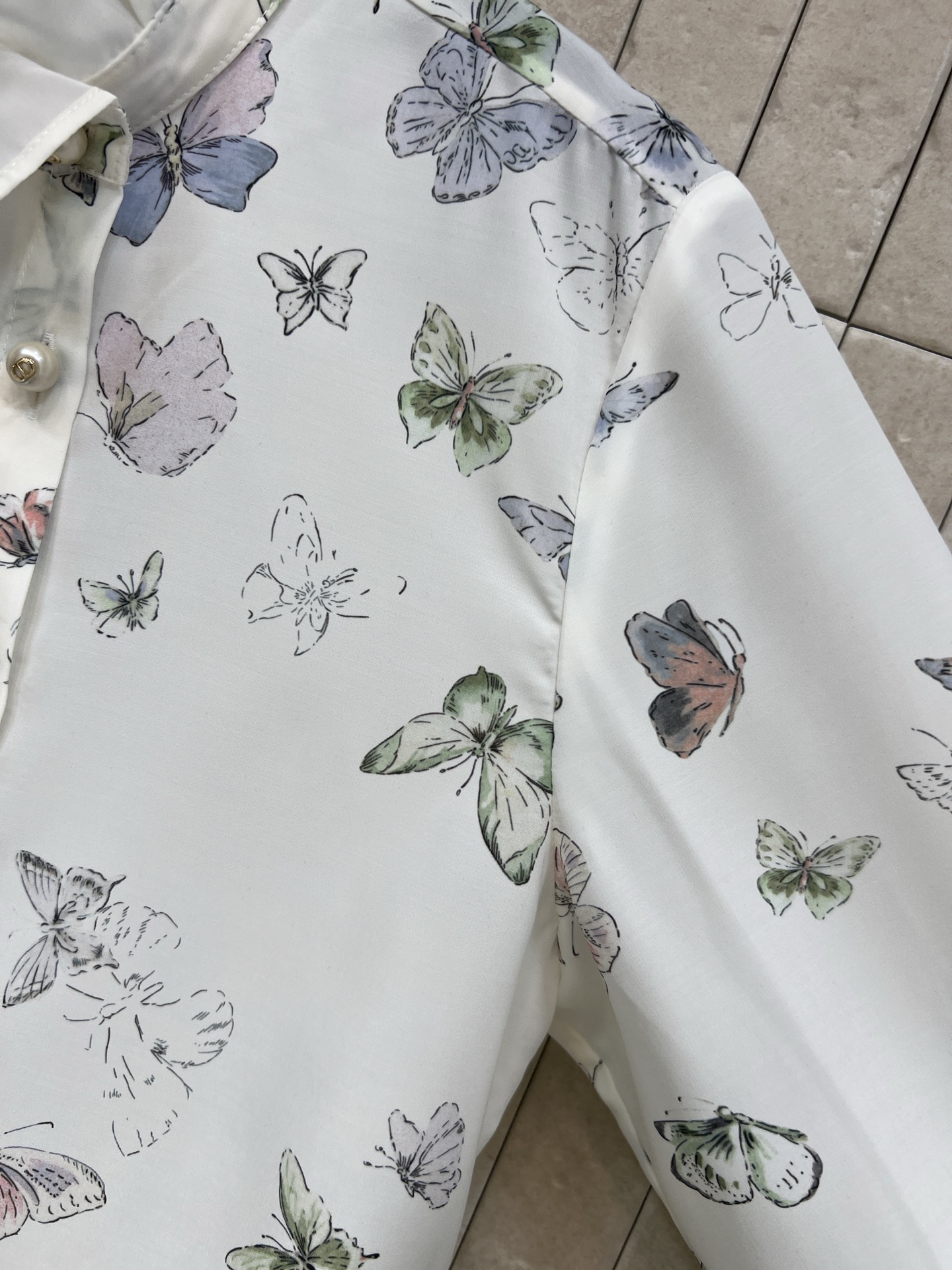 D家 26春夏新款 蝴蝶印花衬衫 白色底配蝴蝶图案印花 清新又文艺！领口.袖口荷叶花边设计 超甜美 CD