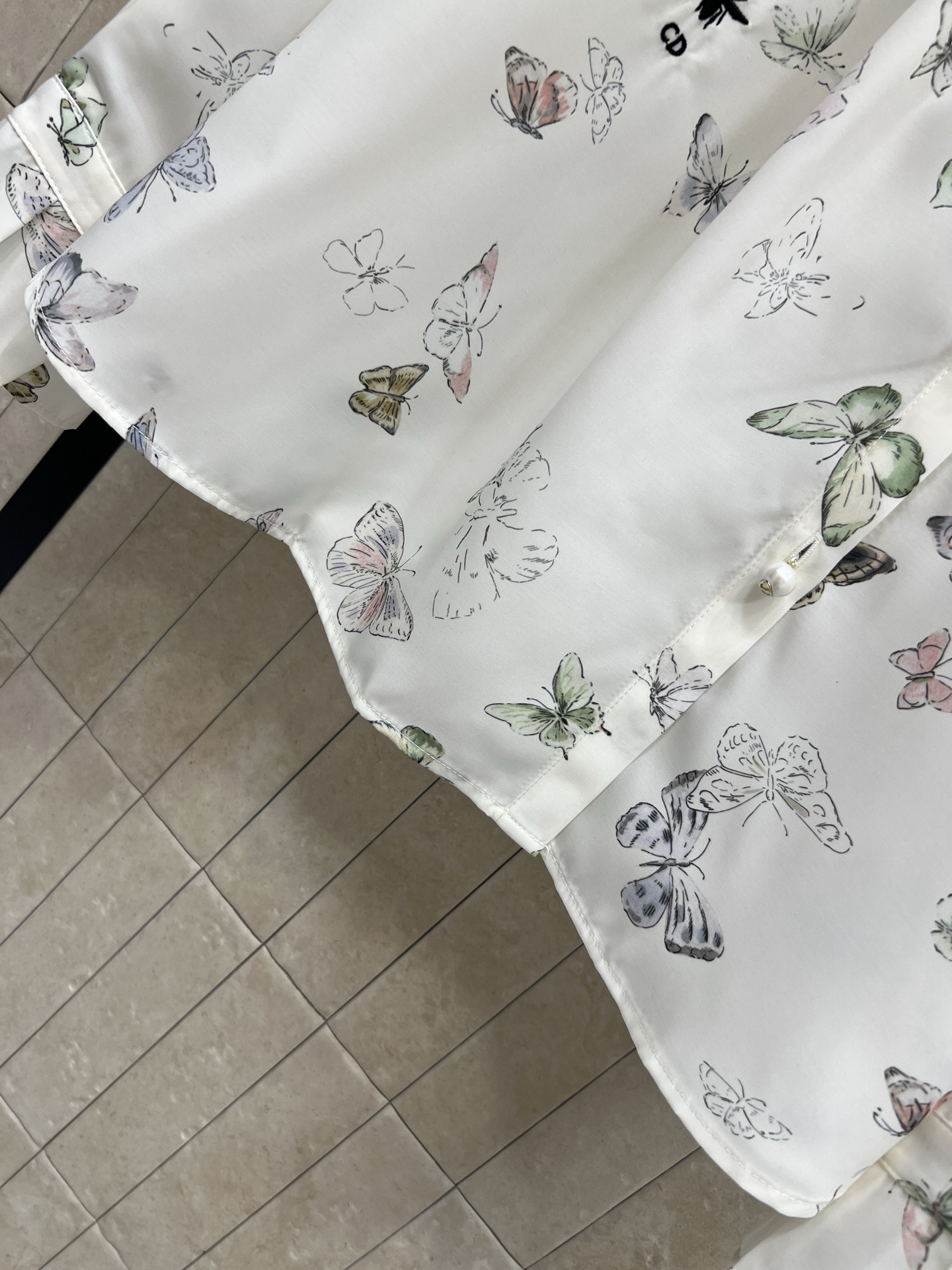 D家 26春夏新款 蝴蝶印花衬衫 白色底配蝴蝶图案印花 清新又文艺！领口.袖口荷叶花边设计 超甜美 CD