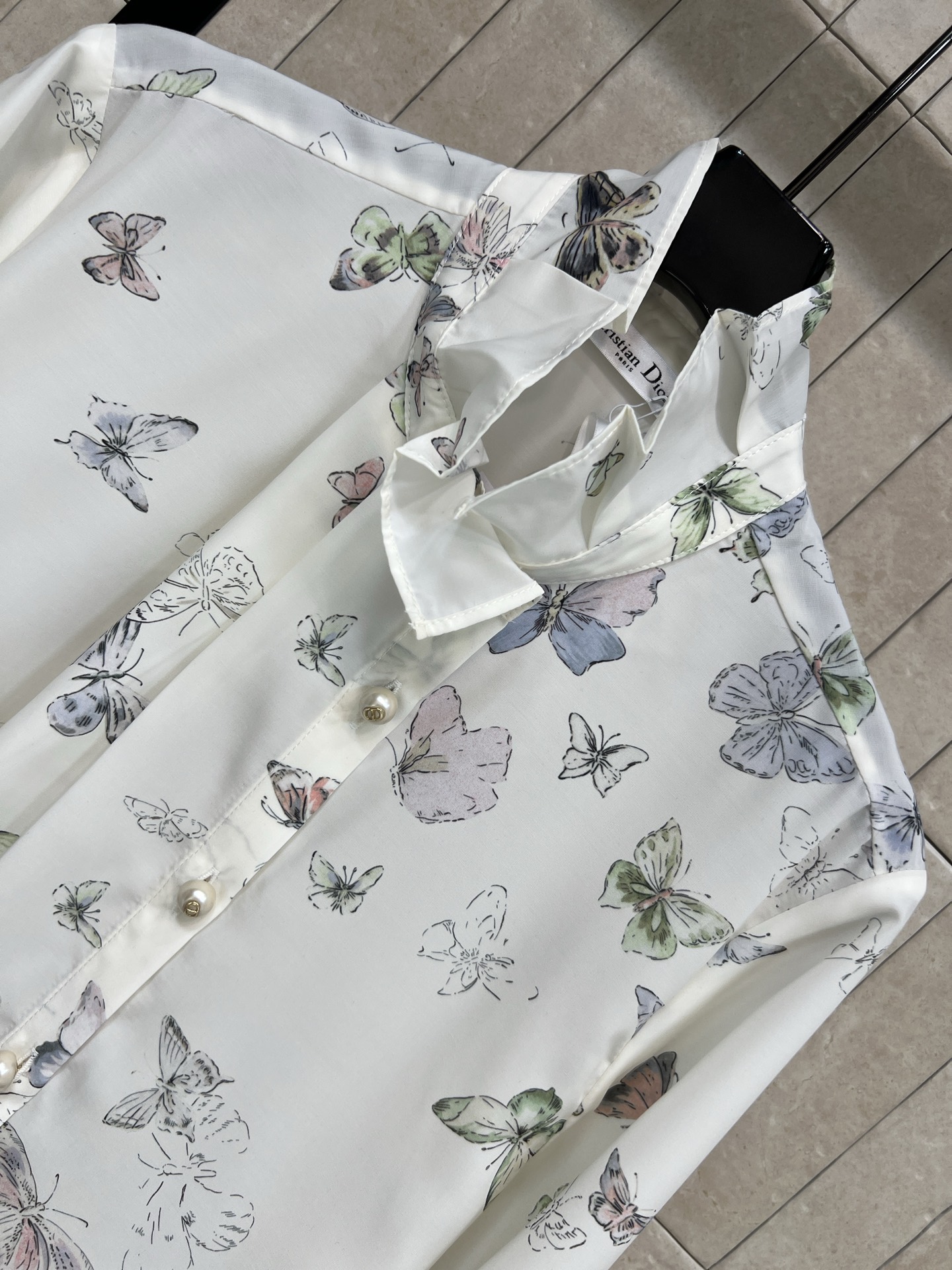 D家 26春夏新款 蝴蝶印花衬衫 白色底配蝴蝶图案印花 清新又文艺！领口.袖口荷叶花边设计 超甜美 CD