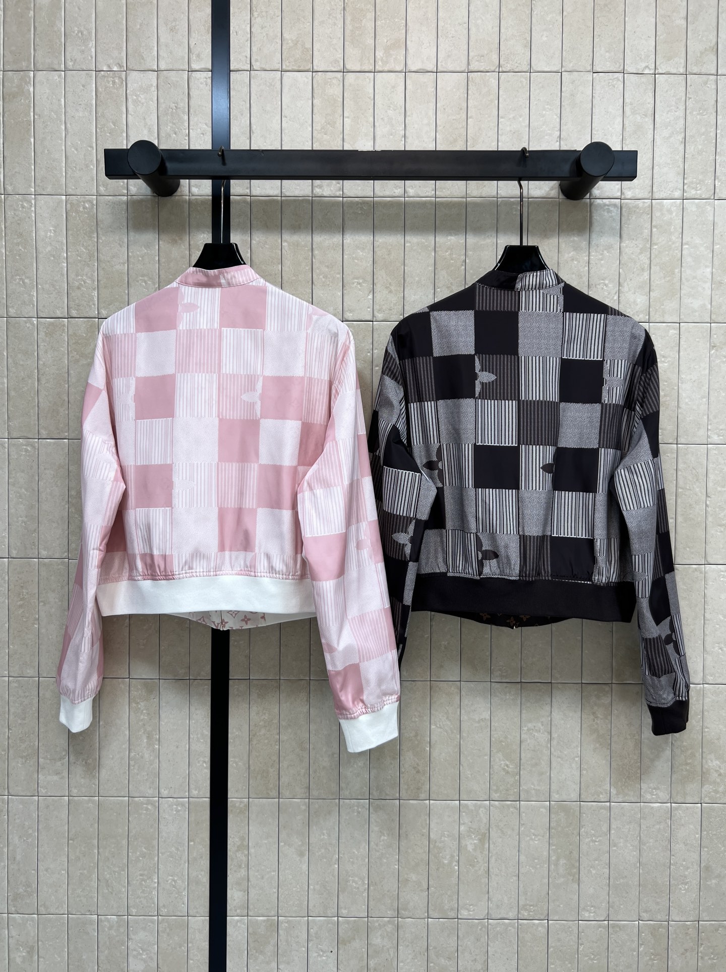 L家 26春夏新款 老花两面穿飞行员夹克外套 一面经典Monogram提花 一面条纹+方块图案设计 视觉