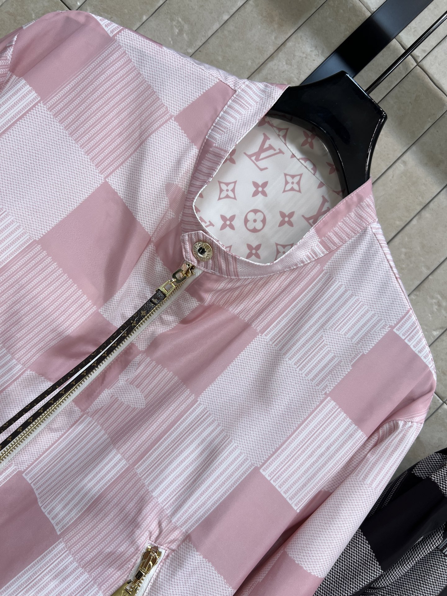 L家 26春夏新款 老花两面穿飞行员夹克外套 一面经典Monogram提花 一面条纹+方块图案设计 视觉