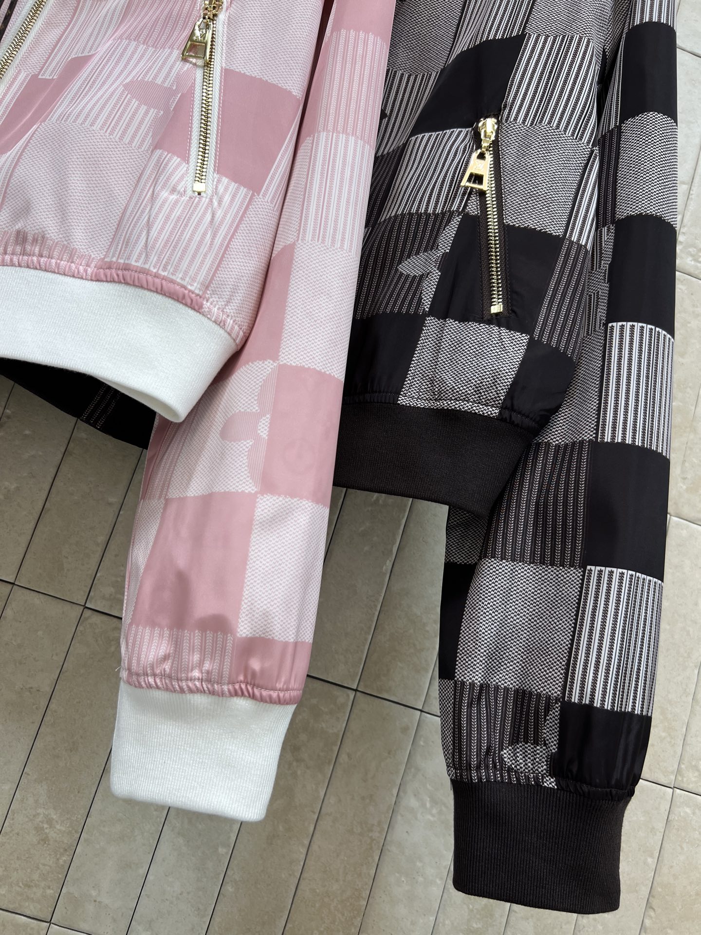 L家 26春夏新款 老花两面穿飞行员夹克外套 一面经典Monogram提花 一面条纹+方块图案设计 视觉