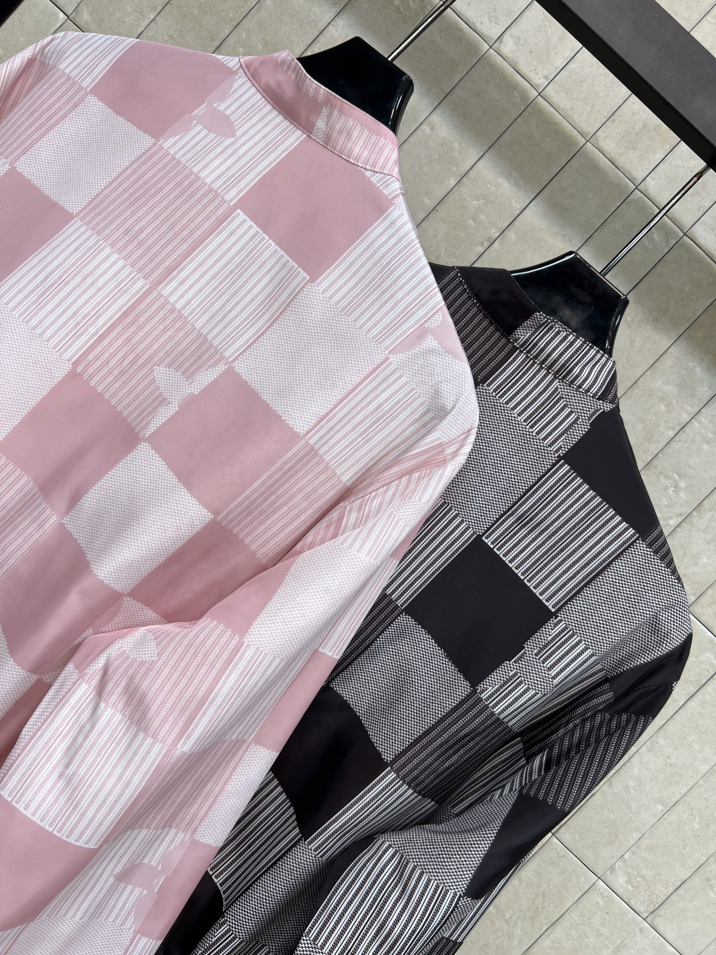 L家 26春夏新款 老花两面穿飞行员夹克外套 一面经典Monogram提花 一面条纹+方块图案设计 视觉