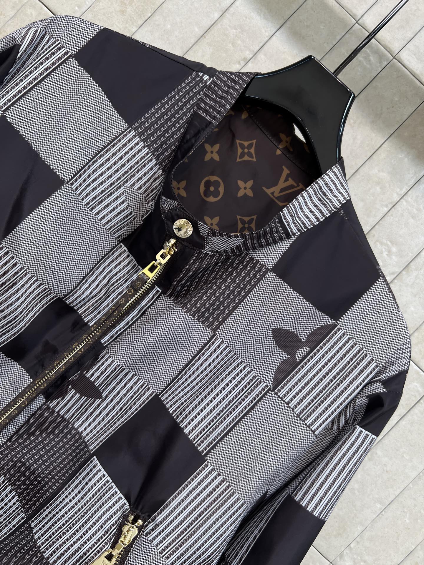 L家 26春夏新款 老花两面穿飞行员夹克外套 一面经典Monogram提花 一面条纹+方块图案设计 视觉