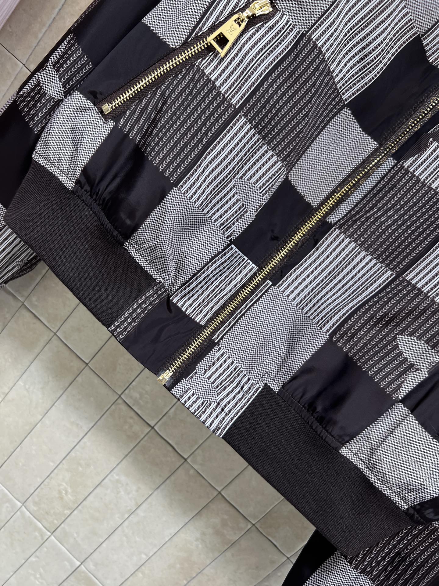 L家 26春夏新款 老花两面穿飞行员夹克外套 一面经典Monogram提花 一面条纹+方块图案设计 视觉