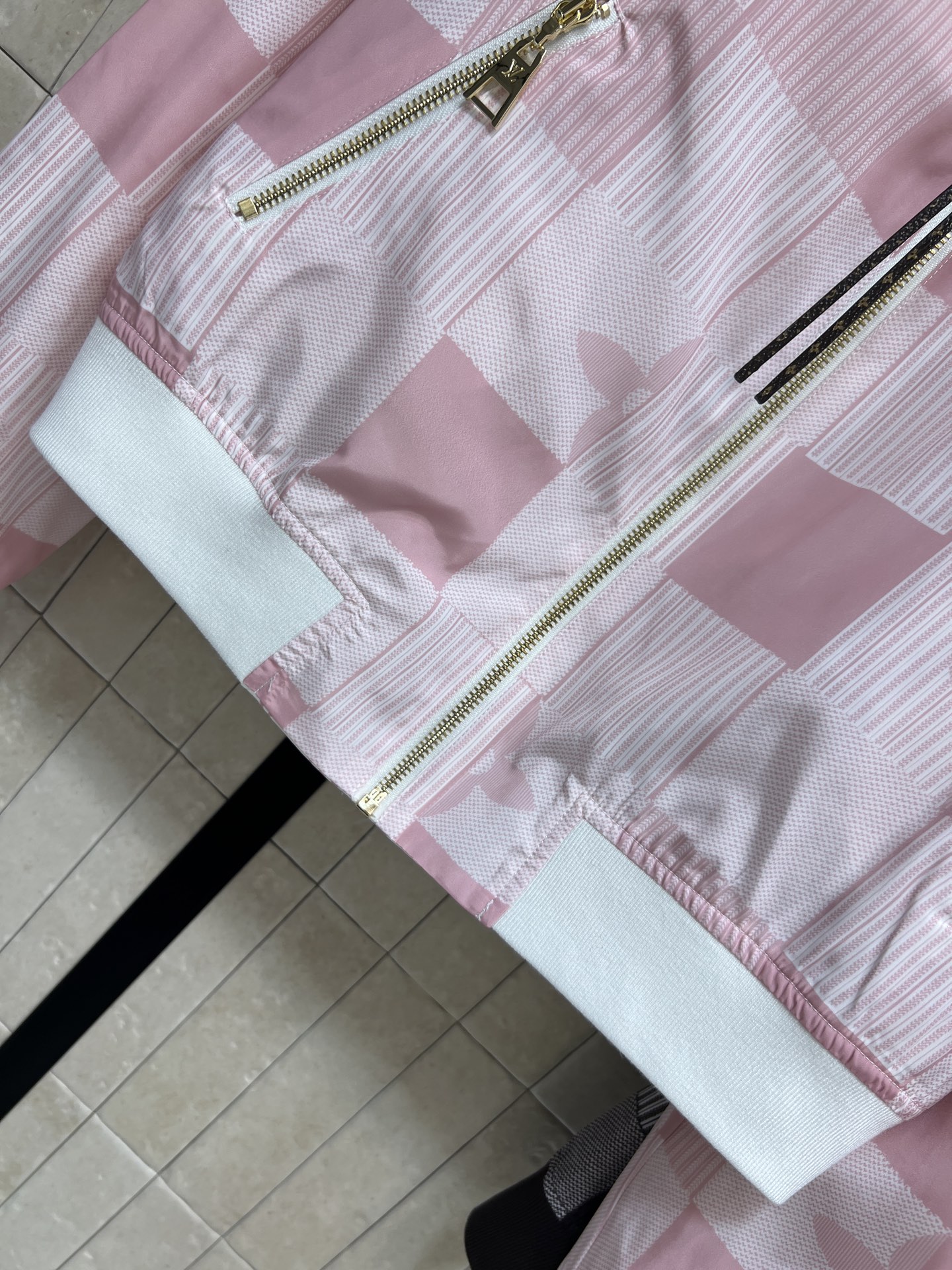 L家 26春夏新款 老花两面穿飞行员夹克外套 一面经典Monogram提花 一面条纹+方块图案设计 视觉