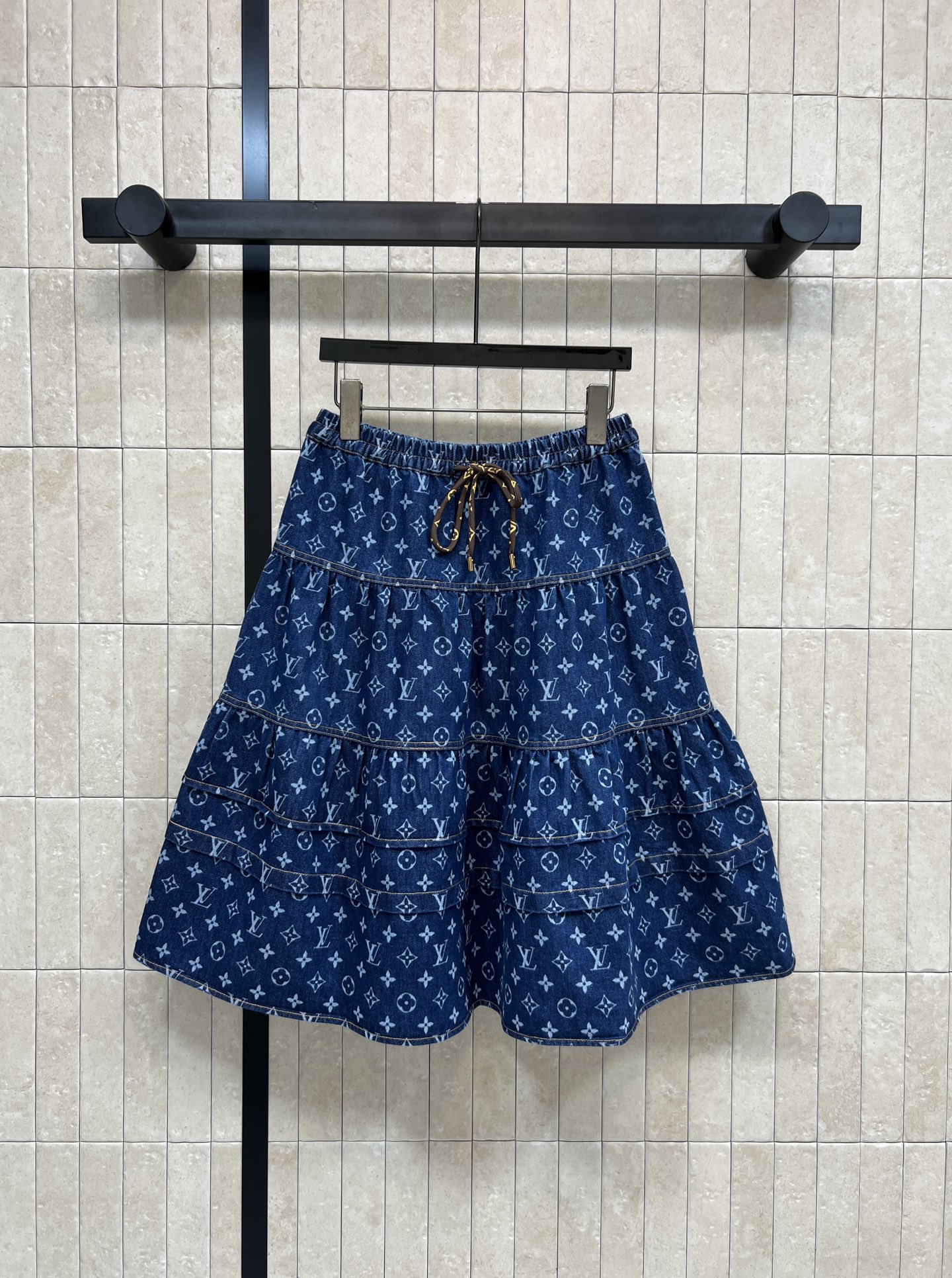 NO:738802,L's 26 spring and summer new style, presbyopic denim denim skirt, classic Monogram pattern, dark blue denim jacquard fabric, retro and fashionable!  Multi-layered ruffle design, full of layering. Presbyopic leather rope waist is very practical. It can be easily adjusted for daily leisure and vacation. It looks great when paired with a T-shirt or shirt. The denim material is wear-resistant and breathable. It is also very comfortable to wear in summer. It is versatile and not picky. It is cool and attractive. Three sizes in one color. Size/S-M-L, Louis Vuitton, skirts, shirts, tees, t-shirt,19860909L家 26春夏新款 老花丹宁牛仔半身裙 经典Monogram图案 深蓝牛仔提花面料 复古又时髦！多层荷叶边设计 层次感满满 腰部老花皮绳收腰超实用 松紧随心调节~日常休闲、度假都能轻松驾驭 搭配T恤或衬衫就很出彩 牛仔材质耐磨又透气 夏天穿也很舒服 百搭不挑人 又酷又拽 一色三码Size/S-M-L,,louis vuitton,skirts,shirts,tees，t-shirt,,Women's clothing