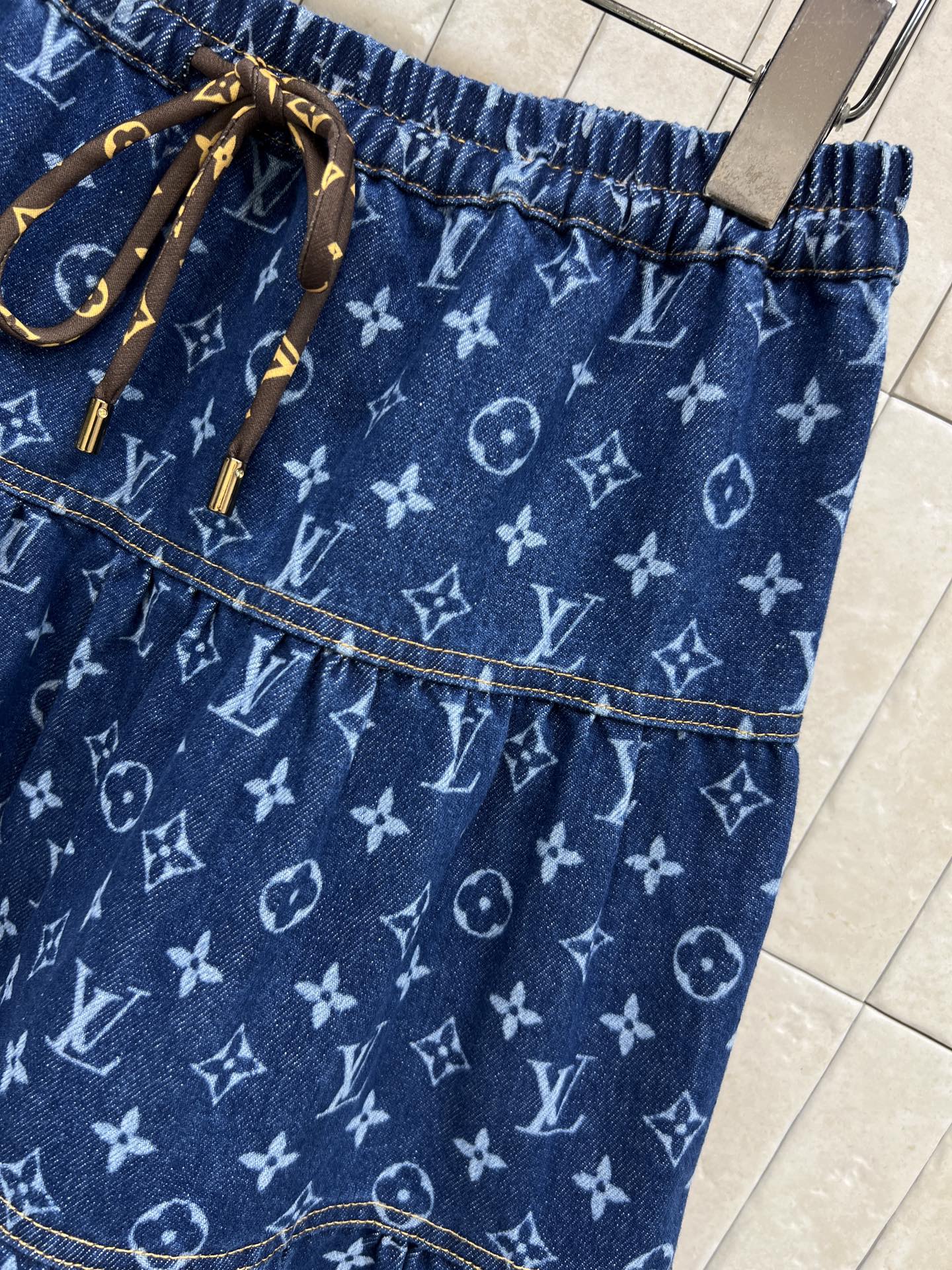 L家 26春夏新款 老花丹宁牛仔半身裙 经典Monogram图案 深蓝牛仔提花面料 复古又时髦！多层荷叶