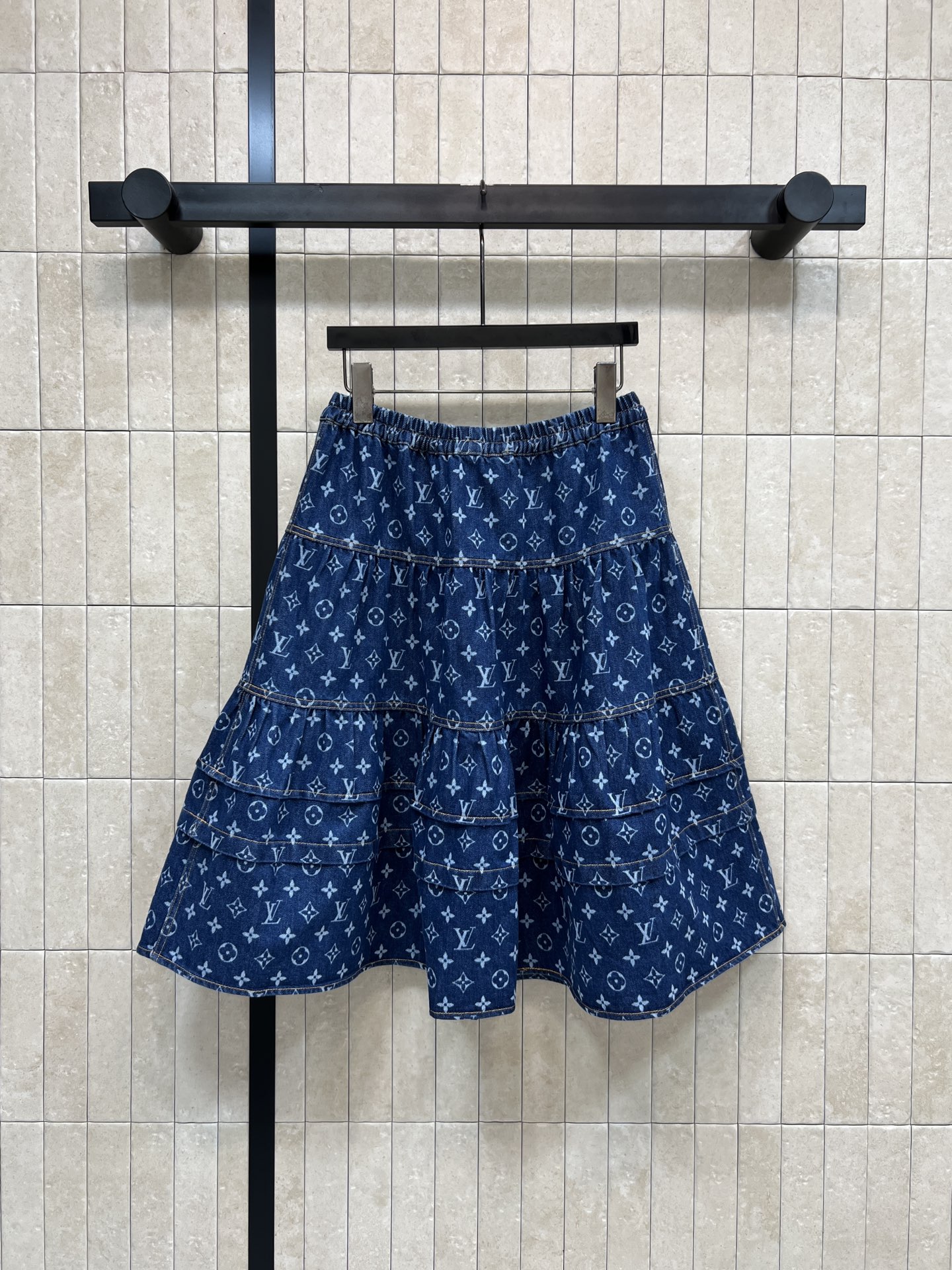 L家 26春夏新款 老花丹宁牛仔半身裙 经典Monogram图案 深蓝牛仔提花面料 复古又时髦！多层荷叶