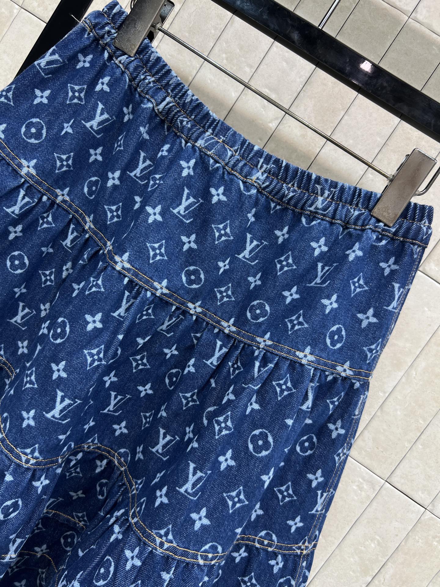 L家 26春夏新款 老花丹宁牛仔半身裙 经典Monogram图案 深蓝牛仔提花面料 复古又时髦！多层荷叶