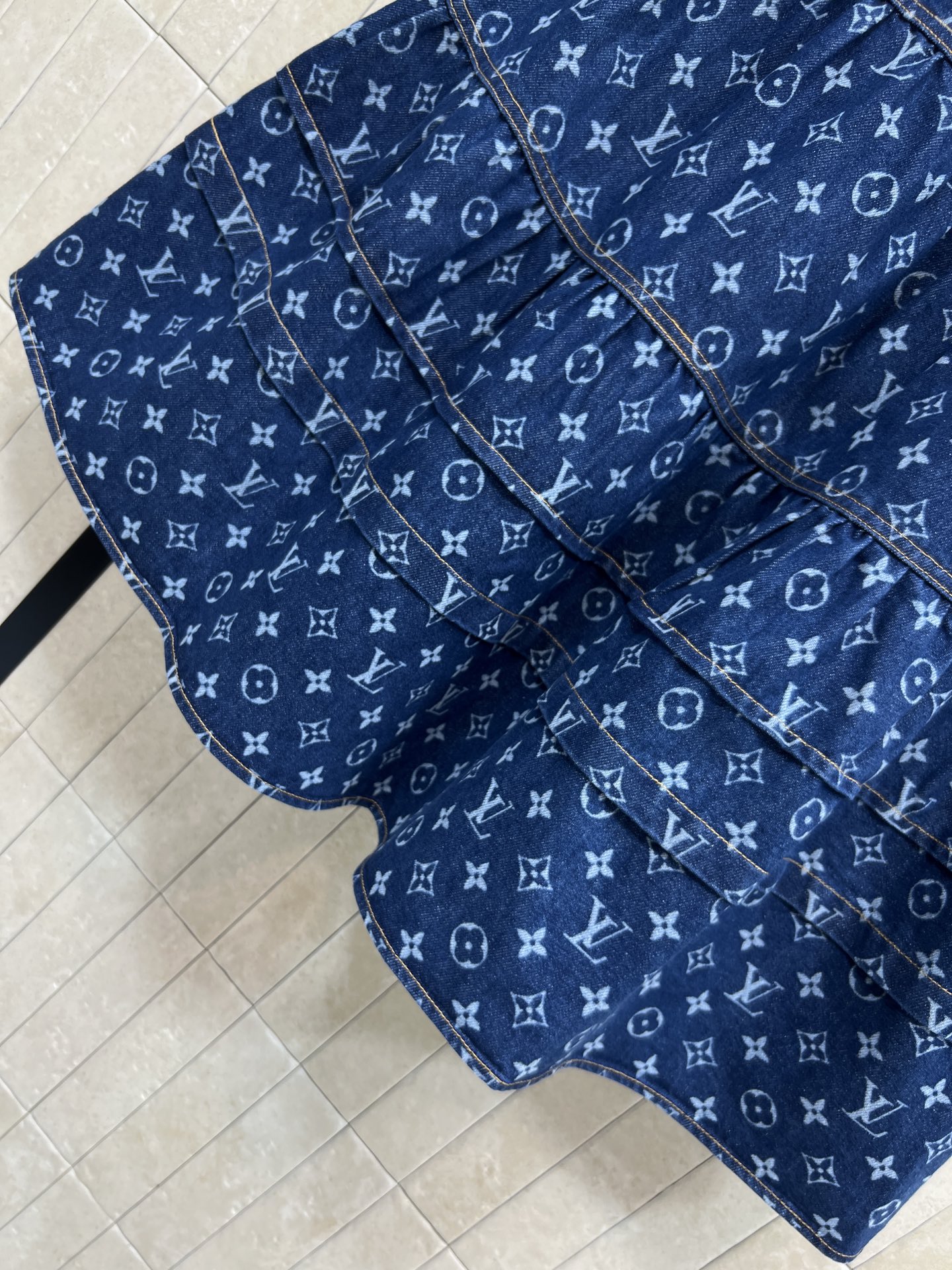 L家 26春夏新款 老花丹宁牛仔半身裙 经典Monogram图案 深蓝牛仔提花面料 复古又时髦！多层荷叶