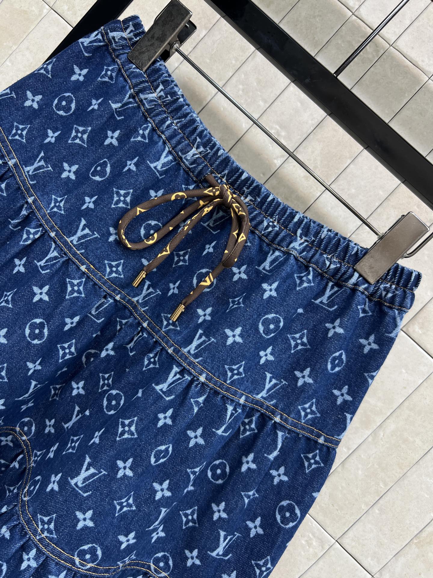 L家 26春夏新款 老花丹宁牛仔半身裙 经典Monogram图案 深蓝牛仔提花面料 复古又时髦！多层荷叶