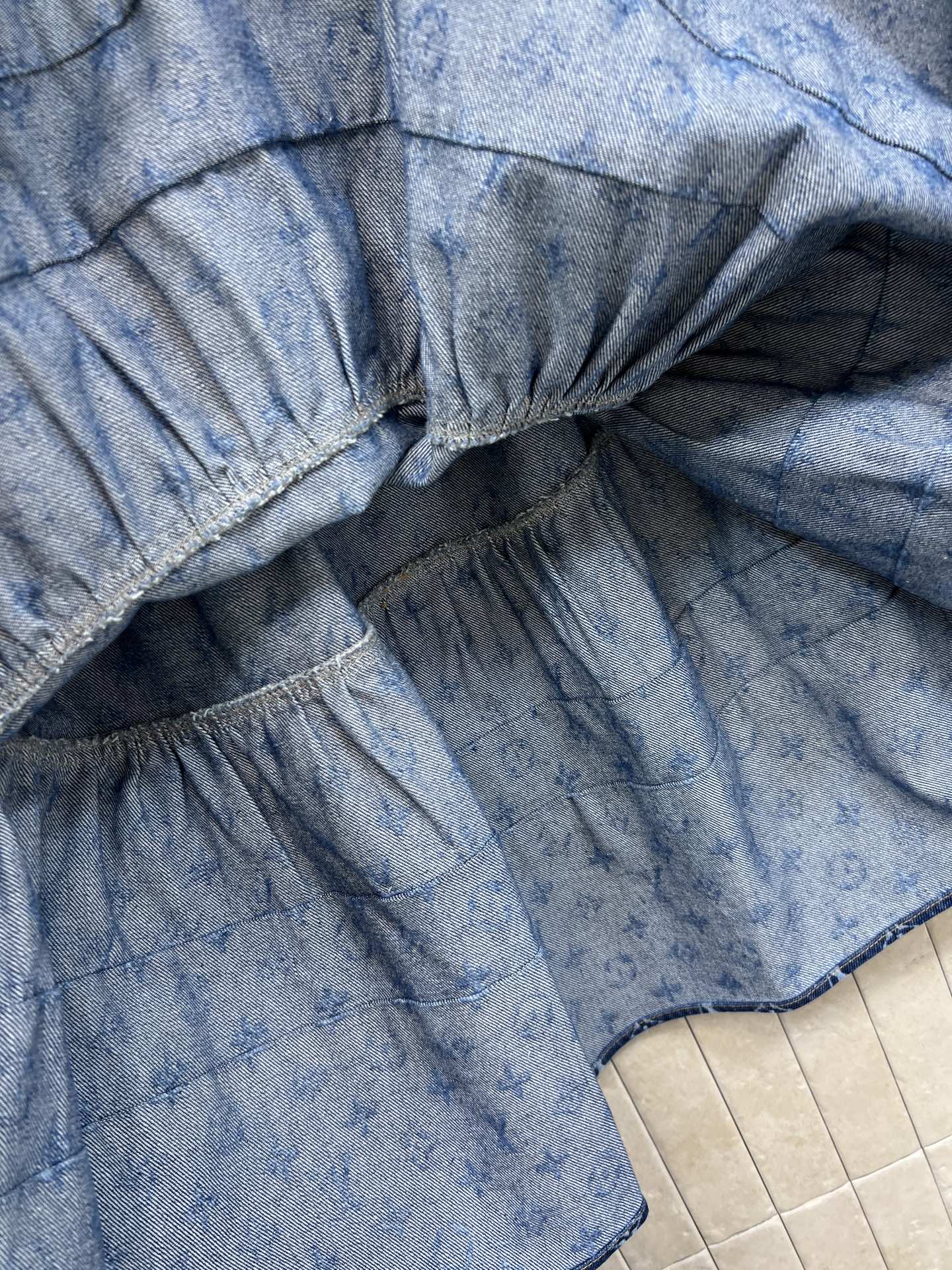 L家 26春夏新款 老花丹宁牛仔半身裙 经典Monogram图案 深蓝牛仔提花面料 复古又时髦！多层荷叶