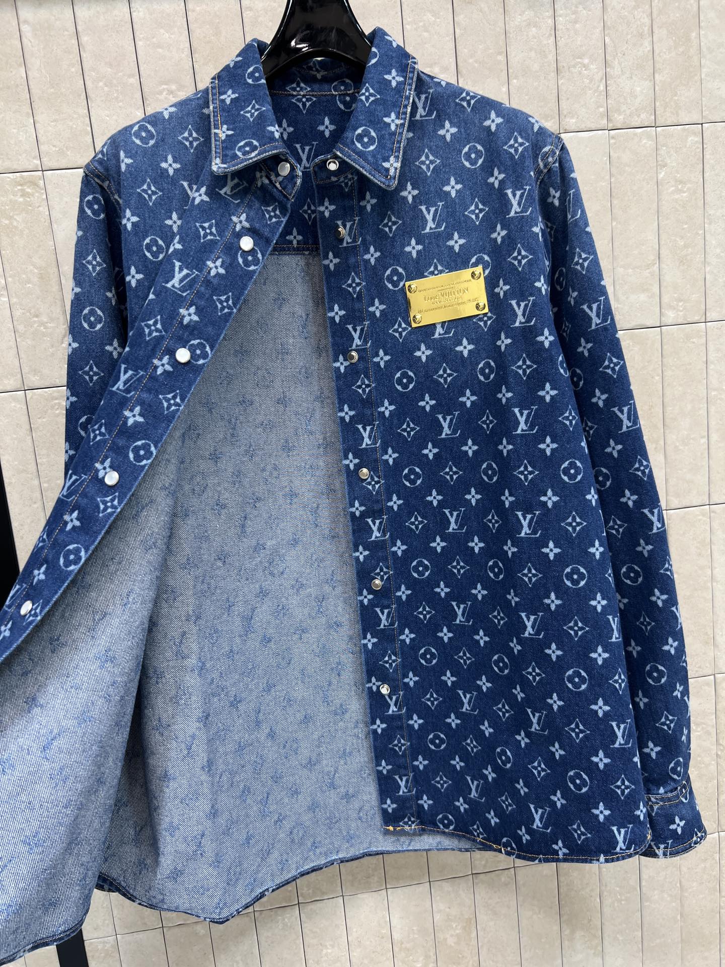 L家 26春夏新款 老花丹宁牛仔衬衫外套 经典老花提花 复古又时髦！按扣+金属logo标牌 细节满分 宽