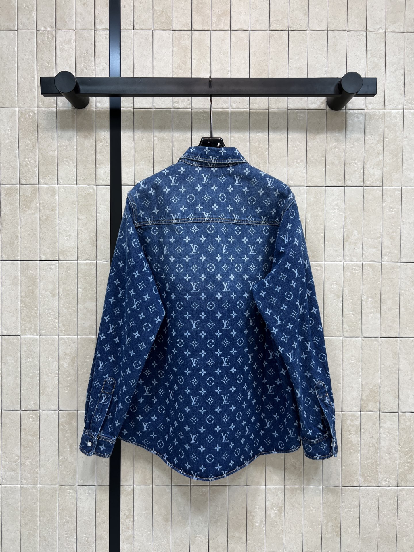 L家 26春夏新款 老花丹宁牛仔衬衫外套 经典老花提花 复古又时髦！按扣+金属logo标牌 细节满分 宽