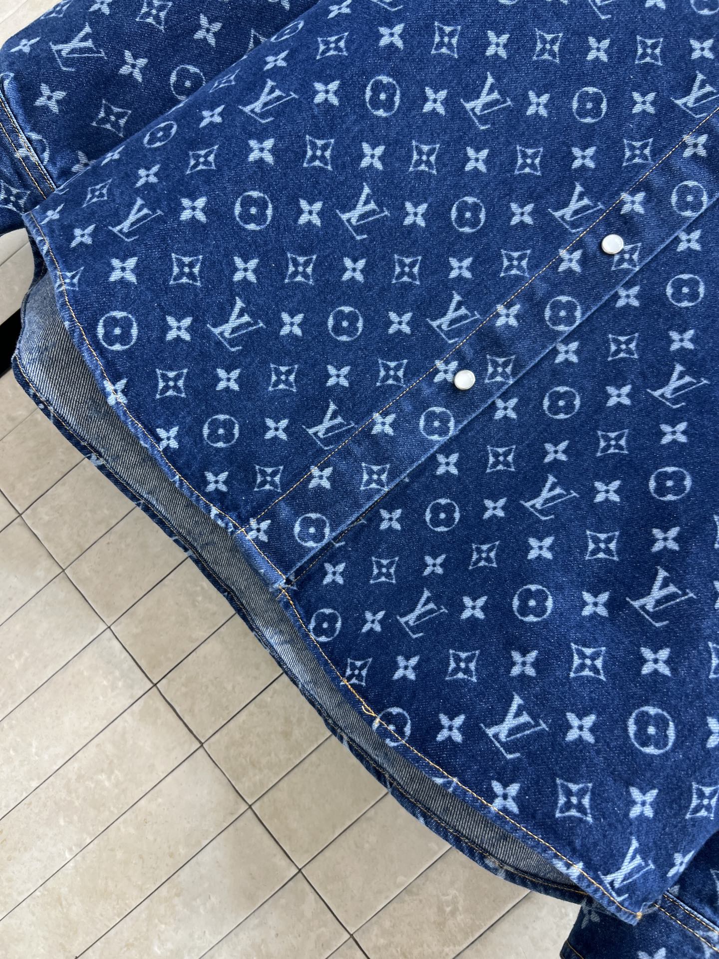 L家 26春夏新款 老花丹宁牛仔衬衫外套 经典老花提花 复古又时髦！按扣+金属logo标牌 细节满分 宽