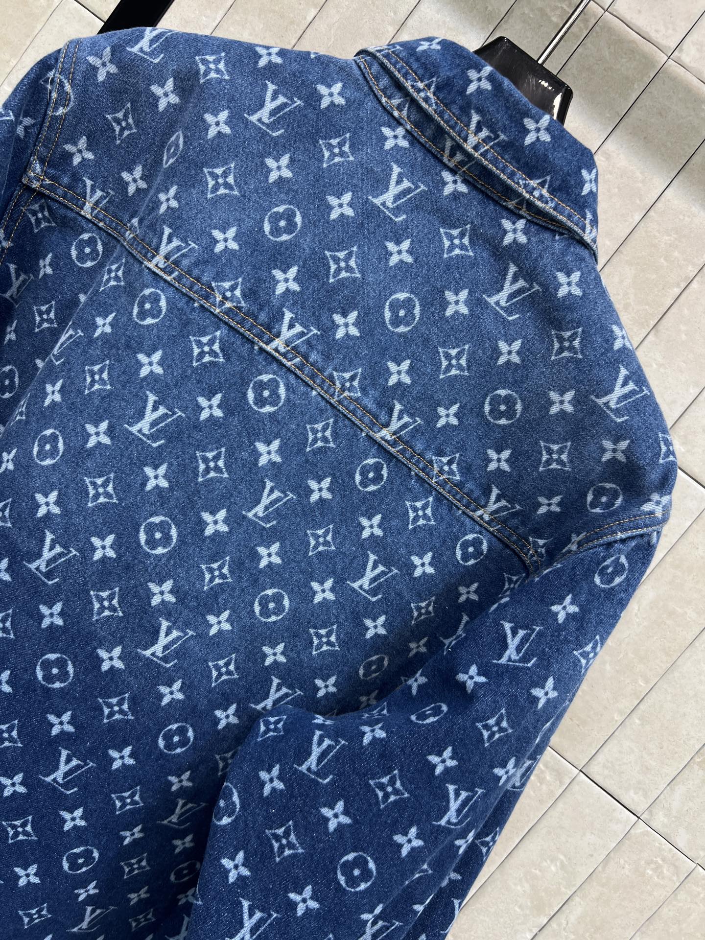 L家 26春夏新款 老花丹宁牛仔衬衫外套 经典老花提花 复古又时髦！按扣+金属logo标牌 细节满分 宽