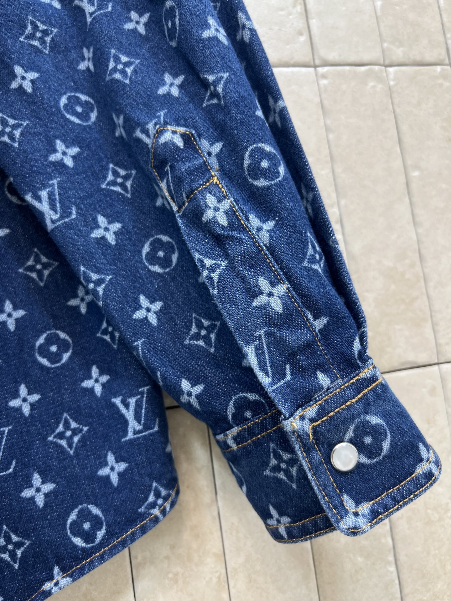 L家 26春夏新款 老花丹宁牛仔衬衫外套 经典老花提花 复古又时髦！按扣+金属logo标牌 细节满分 宽