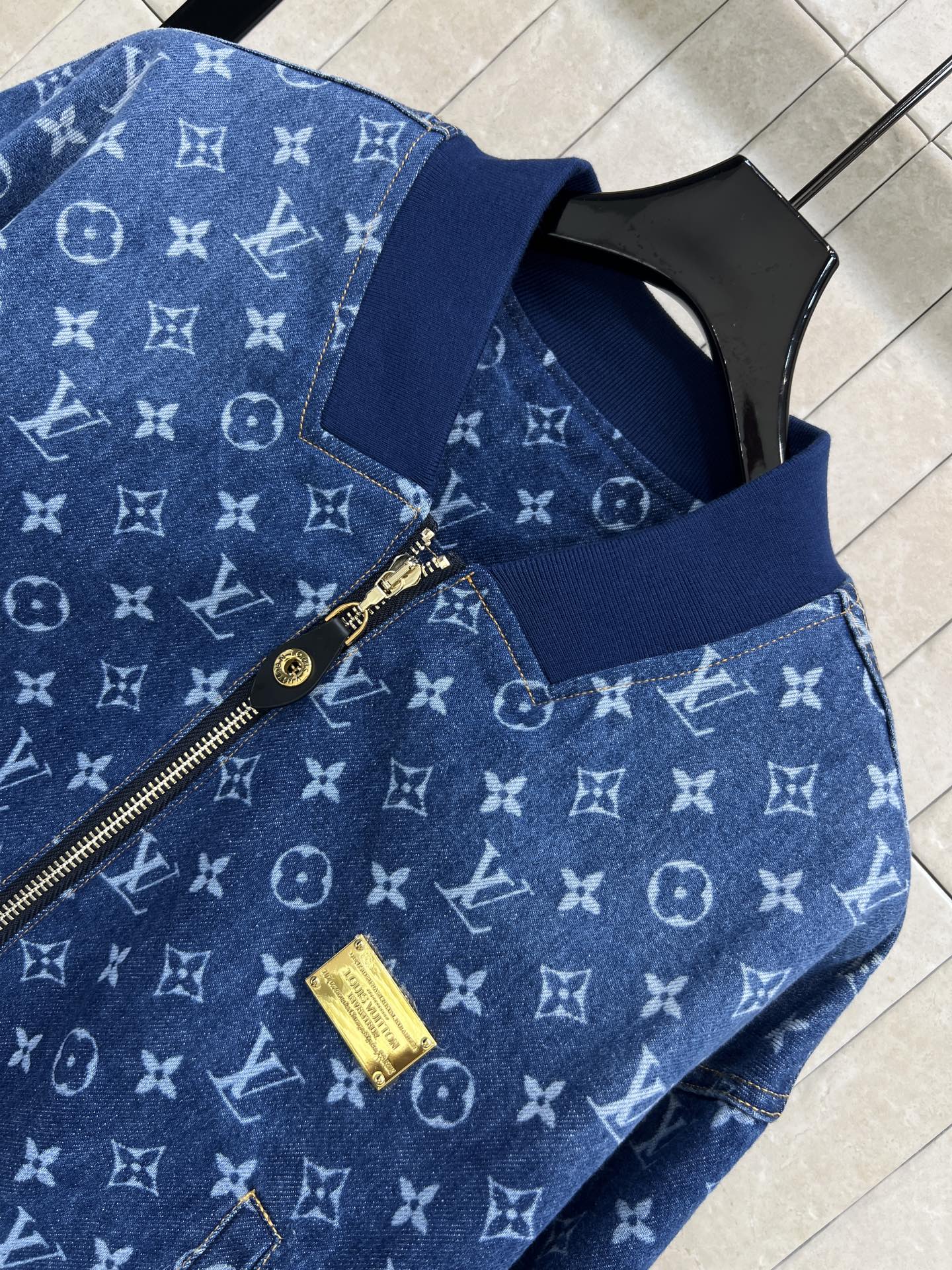 L家 26春夏新款 老花丹宁牛仔衬衫外套 经典老花提花 复古又时髦！按扣+金属logo标牌 细节满分 宽