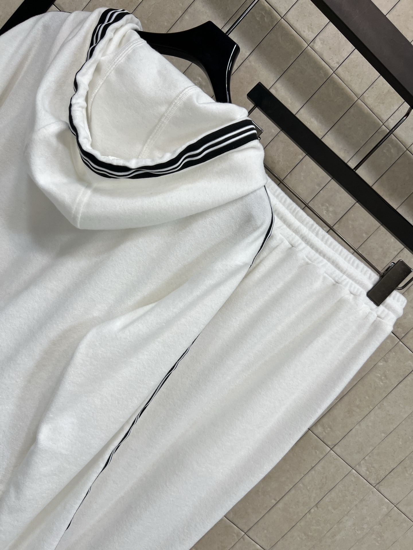 D家 26春夏新款 条纹运动套装 连帽拉链外套+宽松长裤 品牌logo刺绣点缀 简约设计+撞色条纹 运动