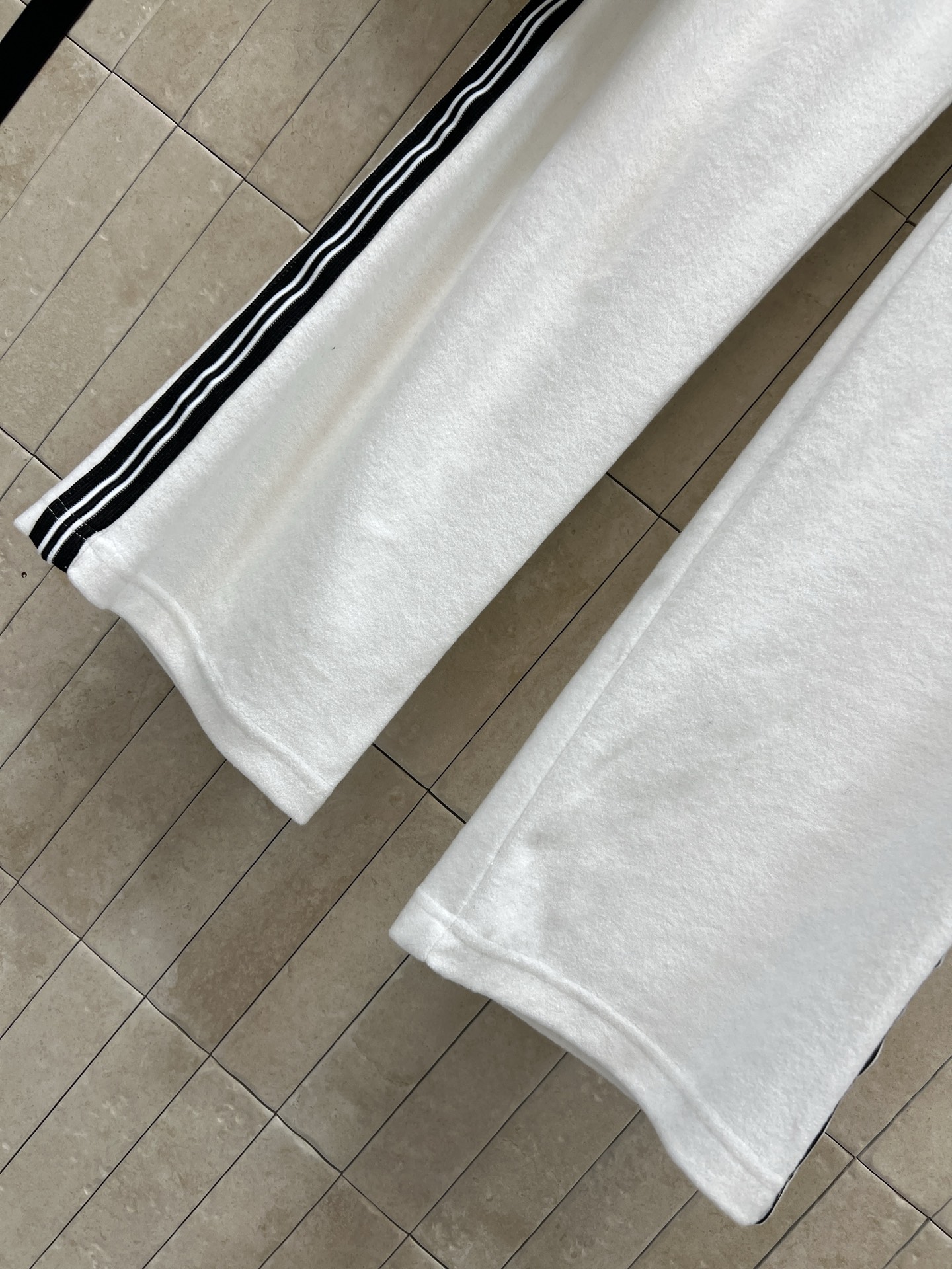 D家 26春夏新款 条纹运动套装 连帽拉链外套+宽松长裤 品牌logo刺绣点缀 简约设计+撞色条纹 运动