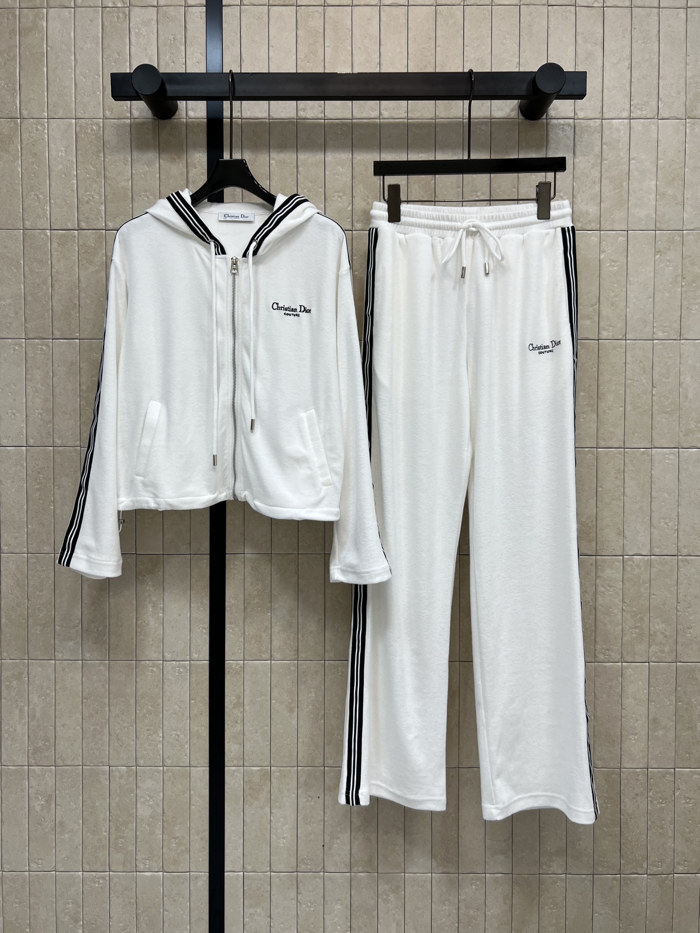 NO:738810,D Home 26 spring and summer new style striped sports suit, hooded zipper jacket + loose trousers, brand logo embroidery embellishment, simple design + contrasting stripes, full of sporty feel!  The fabric is light and breathable, quick-drying and sun-proof. It is super comfortable to wear in summer. The upper can be worn for daily commuting, outdoor sports, and leisure. Pair it with a short vest or baseball cap to easily get the American retro style. Two colors and three codes, Size/S-M-L, dior, jackets & coats, hats,19860909D家 26春夏新款 条纹运动套装 连帽拉链外套+宽松长裤 品牌logo刺绣点缀 简约设计+撞色条纹 运动感满满！面料轻薄透气 速干又防晒 夏天穿超舒服 一套上身日常通勤、户外运动、休闲都能穿 搭配短背心或棒球帽 轻松get美式复古风 两色三码Size/S-M-L,,dior,jackets & coats,hats,,Women's clothing