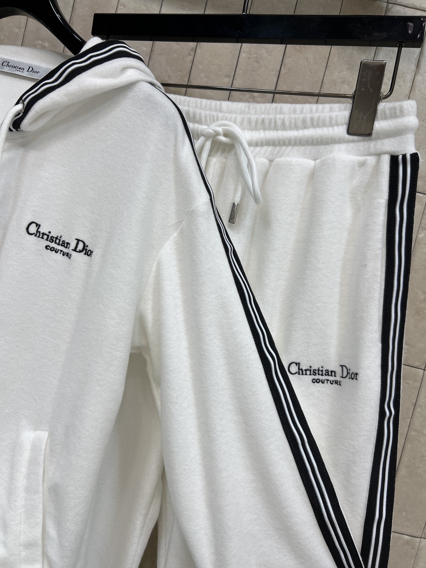 D家 26春夏新款 条纹运动套装 连帽拉链外套+宽松长裤 品牌logo刺绣点缀 简约设计+撞色条纹 运动