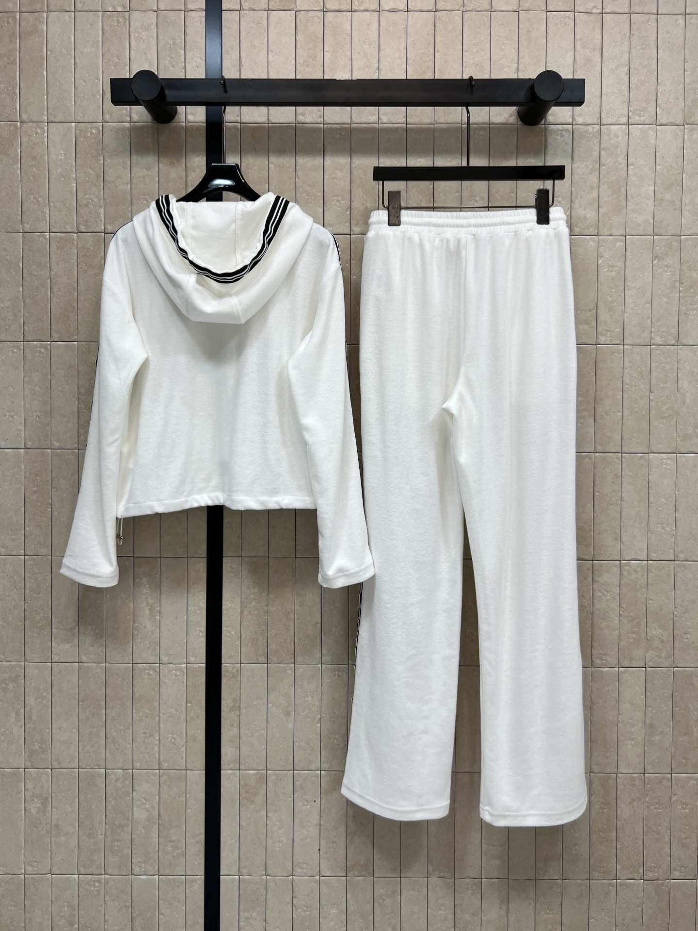 D家 26春夏新款 条纹运动套装 连帽拉链外套+宽松长裤 品牌logo刺绣点缀 简约设计+撞色条纹 运动