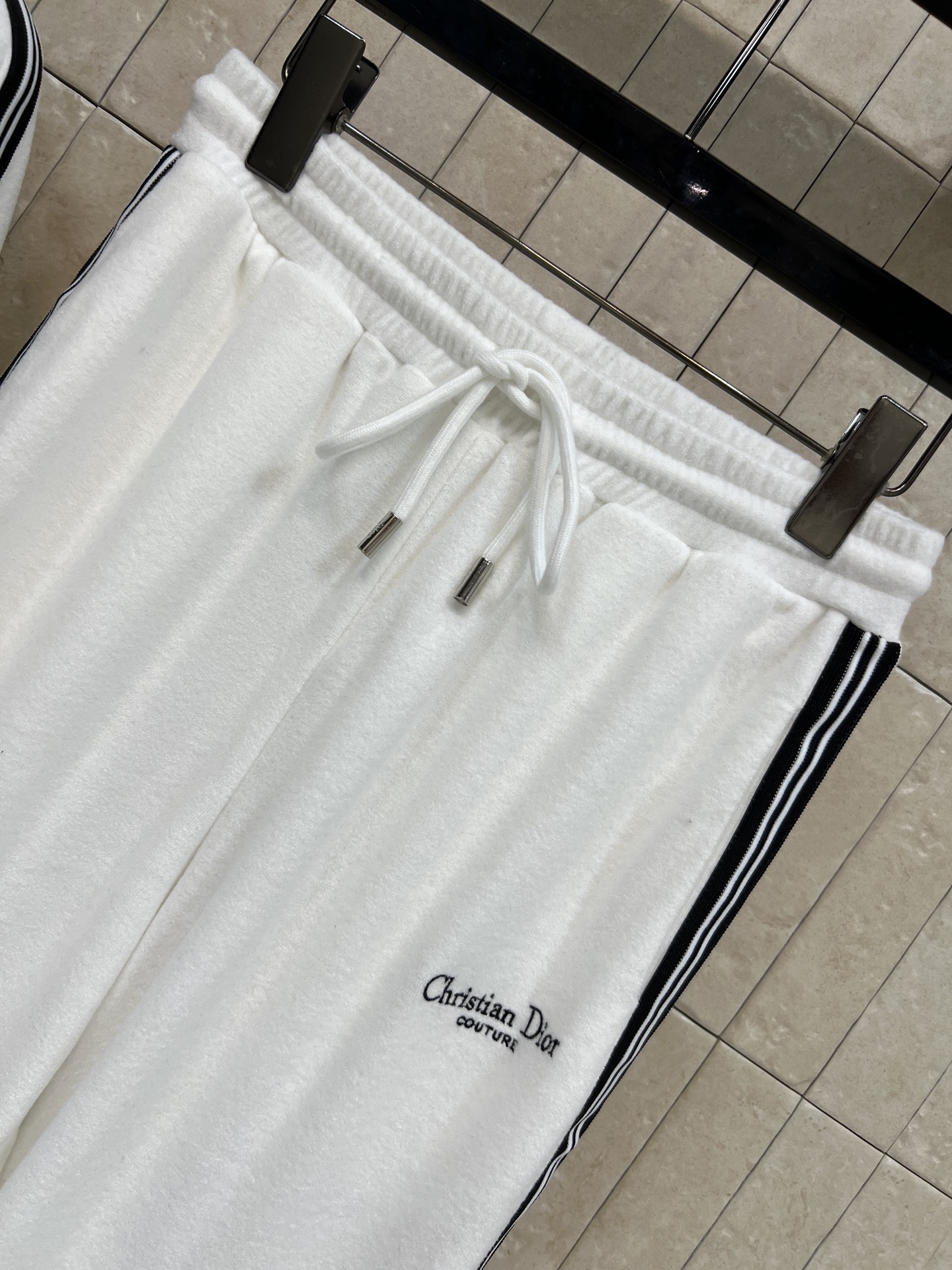 D家 26春夏新款 条纹运动套装 连帽拉链外套+宽松长裤 品牌logo刺绣点缀 简约设计+撞色条纹 运动