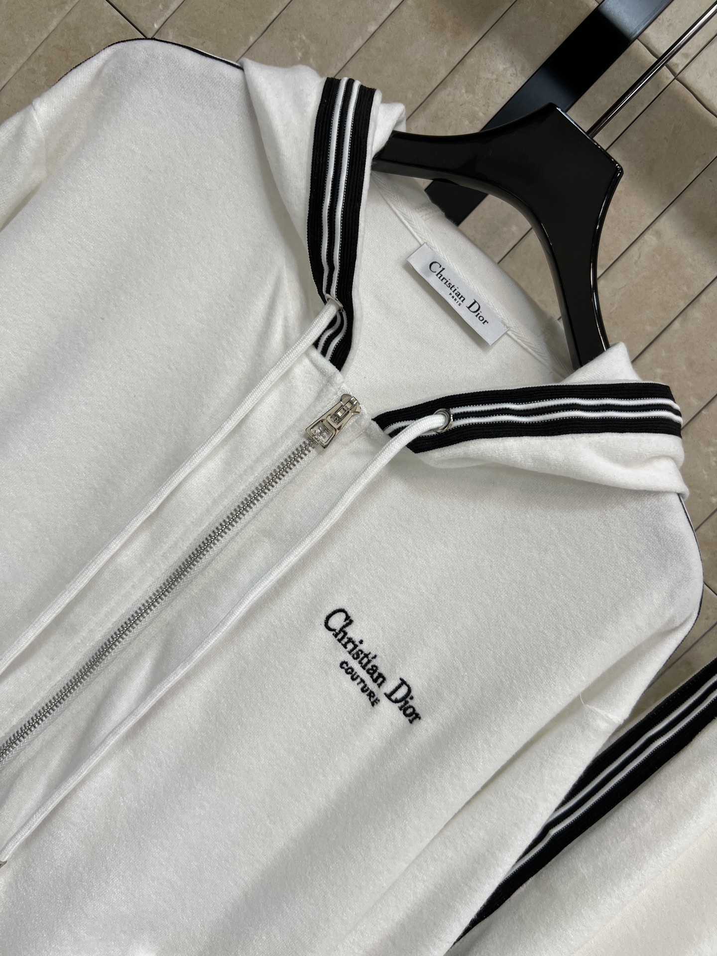 D家 26春夏新款 条纹运动套装 连帽拉链外套+宽松长裤 品牌logo刺绣点缀 简约设计+撞色条纹 运动