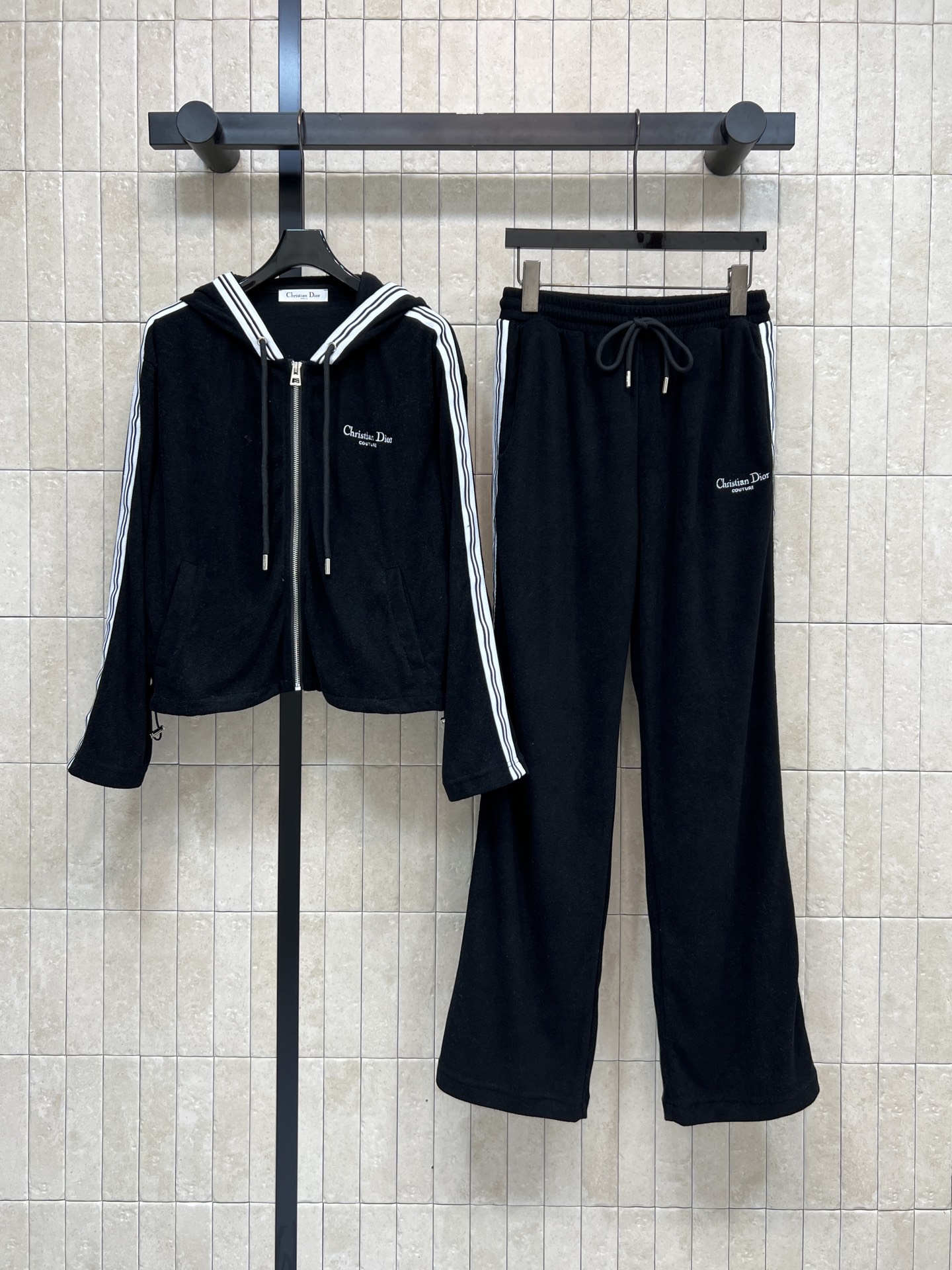 NO:738814,D Home 26 spring and summer new style striped sports suit, hooded zipper jacket + loose trousers, brand logo embroidery embellishment, simple design + contrasting stripes, full of sporty feel!  The fabric is light and breathable, quick-drying and sun-proof. It is super comfortable to wear in summer. The upper can be worn for daily commuting, outdoor sports, and leisure. Pair it with a short vest or baseball cap to easily get the American retro style. Two colors and three codes, Size/S-M-L, dior, jackets & coats, hats,19860909D家 26春夏新款 条纹运动套装 连帽拉链外套+宽松长裤 品牌logo刺绣点缀 简约设计+撞色条纹 运动感满满！面料轻薄透气 速干又防晒 夏天穿超舒服 一套上身日常通勤、户外运动、休闲都能穿 搭配短背心或棒球帽 轻松get美式复古风 两色三码Size/S-M-L,,dior,jackets & coats,hats,,Women's clothing