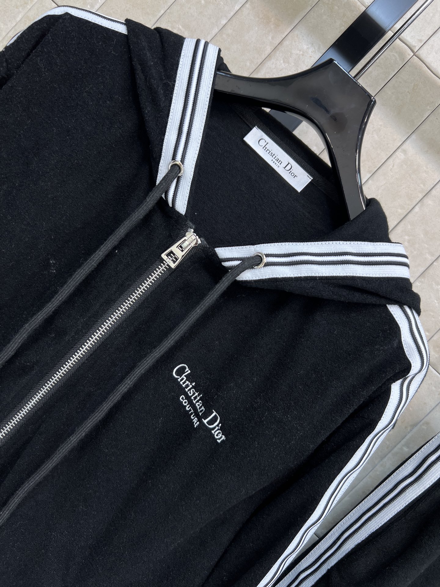 D家 26春夏新款 条纹运动套装 连帽拉链外套+宽松长裤 品牌logo刺绣点缀 简约设计+撞色条纹 运动