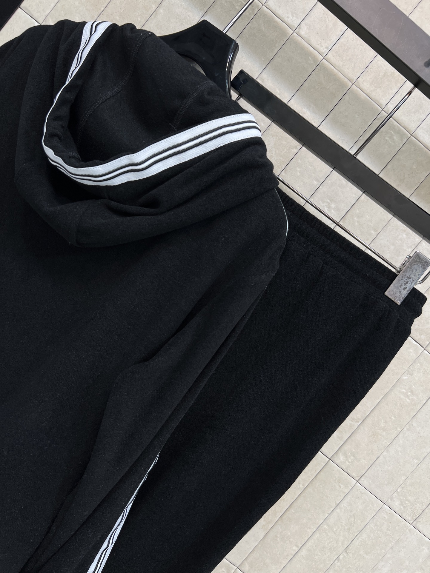 D家 26春夏新款 条纹运动套装 连帽拉链外套+宽松长裤 品牌logo刺绣点缀 简约设计+撞色条纹 运动