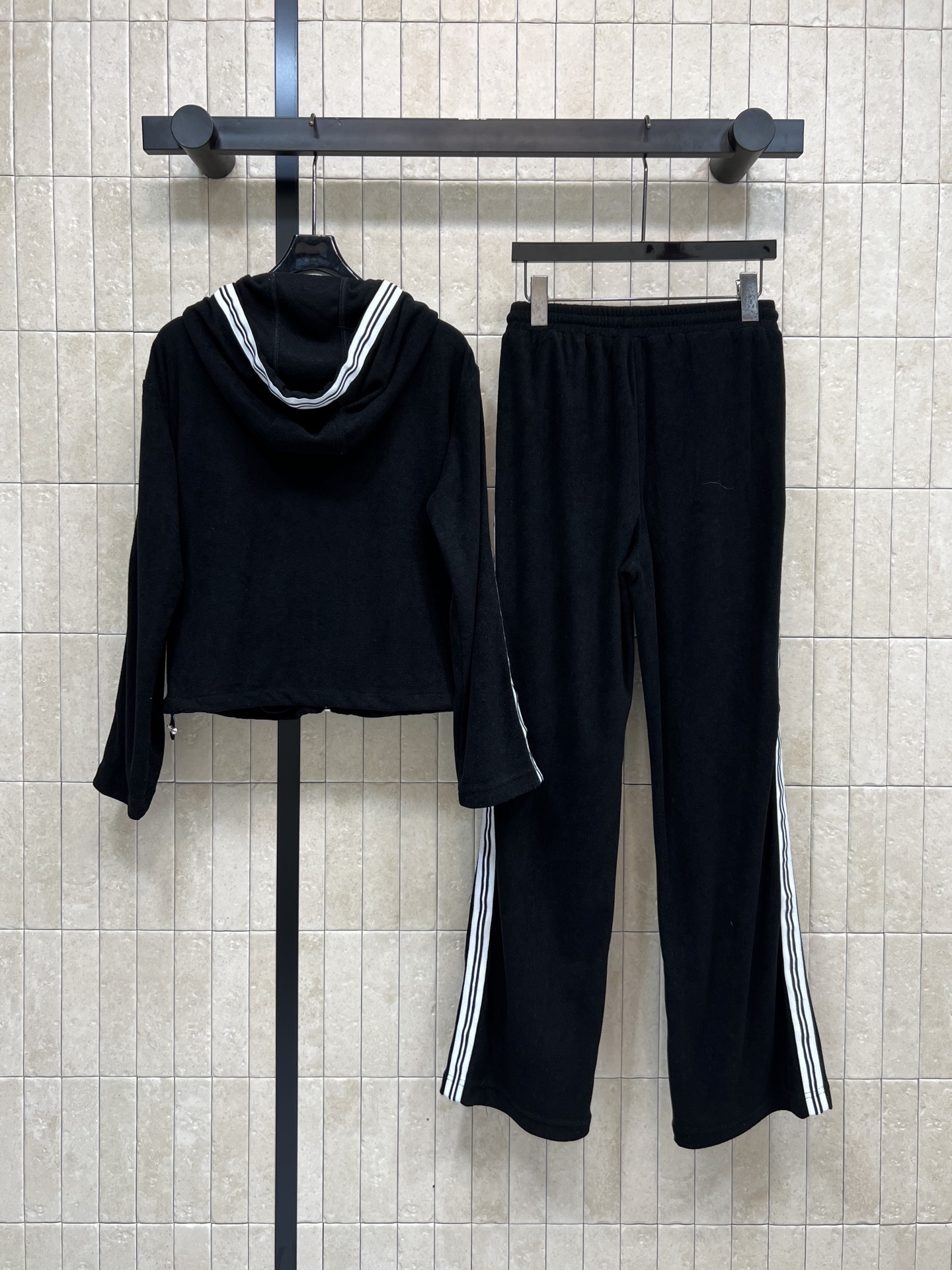 D家 26春夏新款 条纹运动套装 连帽拉链外套+宽松长裤 品牌logo刺绣点缀 简约设计+撞色条纹 运动