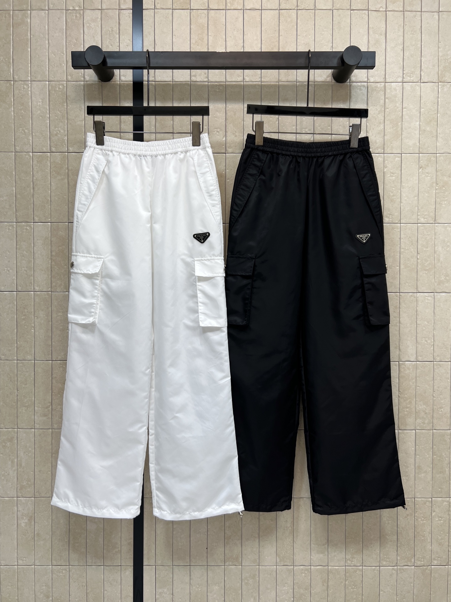 NO:738799,PD Home 26 new spring and summer multi-pocket overalls, light windproof fabric, breathable and comfortable, perfect for summer!  High waist + drawstring design, adjustable elasticity, suitable for all kinds of body shapes, slimming and flattering proportions, multiple pockets, very practical, can hold small items for daily outings and outdoors, black and white colors are very versatile, very stylish with T-shirts and sneakers, easy to get American casual style two-color three-code Size/S-M-L pants, dior, sneakers, tees, t-shirt,19860909PD家 26春夏新款 多口袋工装裤 轻薄防风面料 透气又舒适 夏天穿超合适！高腰+抽绳设计 松紧可调 适合各种身材 显瘦又修饰比例 多口袋超实用 日常出街、户外都能装下小物 黑白两色超百搭 随便配T恤、运动鞋都很有型 轻松get美式休闲风两色三码Size/S-M-L裤子,,dior,sneakers,tees，t-shirt,,Women's clothing