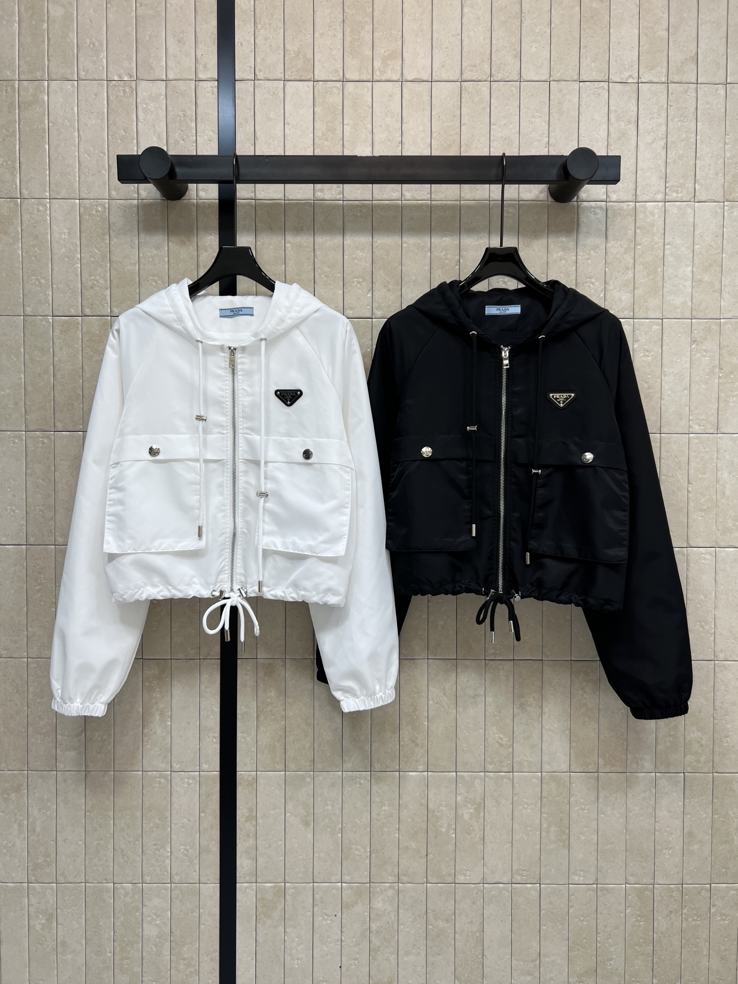 NO:738803,PD Home’s 26 new spring and summer style hooded short jacket, light and windproof fabric, perfect for spring and autumn!  Hooded + zipper design, practical and fashionable. Double chest pockets are super convenient. The drawstring hem is adjustable. The short cut makes you taller and slimmer. Especially suitable for small sisters. The black two colors are super versatile. It can be easily used for commuting and leisure. It goes well with jeans or sports pants. Simple and practical. A must-have for daily outings!  Two colors and three sizes Size/S-M-L jacket, dior,jeans,jackets & coats,hats,19860909PD家 26春夏新款 连帽短款冲锋衣 轻薄防风面料 春秋穿超合适！连帽+拉链设计 实用又时髦 胸前双口袋超方便 抽绳下摆可调节版型 短款剪裁显高显瘦 特别适合小个子姐妹 黑色两色超百搭 通勤休闲都能轻松驾驭 搭配牛仔裤或运动裤都很OK 简约又实用 日常出街必备！两色三码Size/S-M-L外套,,dior,jeans,jackets & coats,hats,,Women's clothing